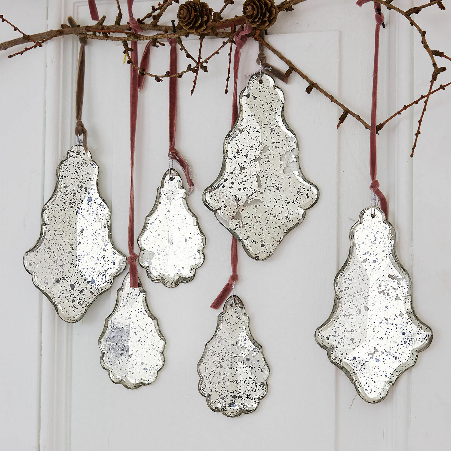 Set van zes hangende decoraties van antiek zilverkleurig glas met roze linten voor binnen