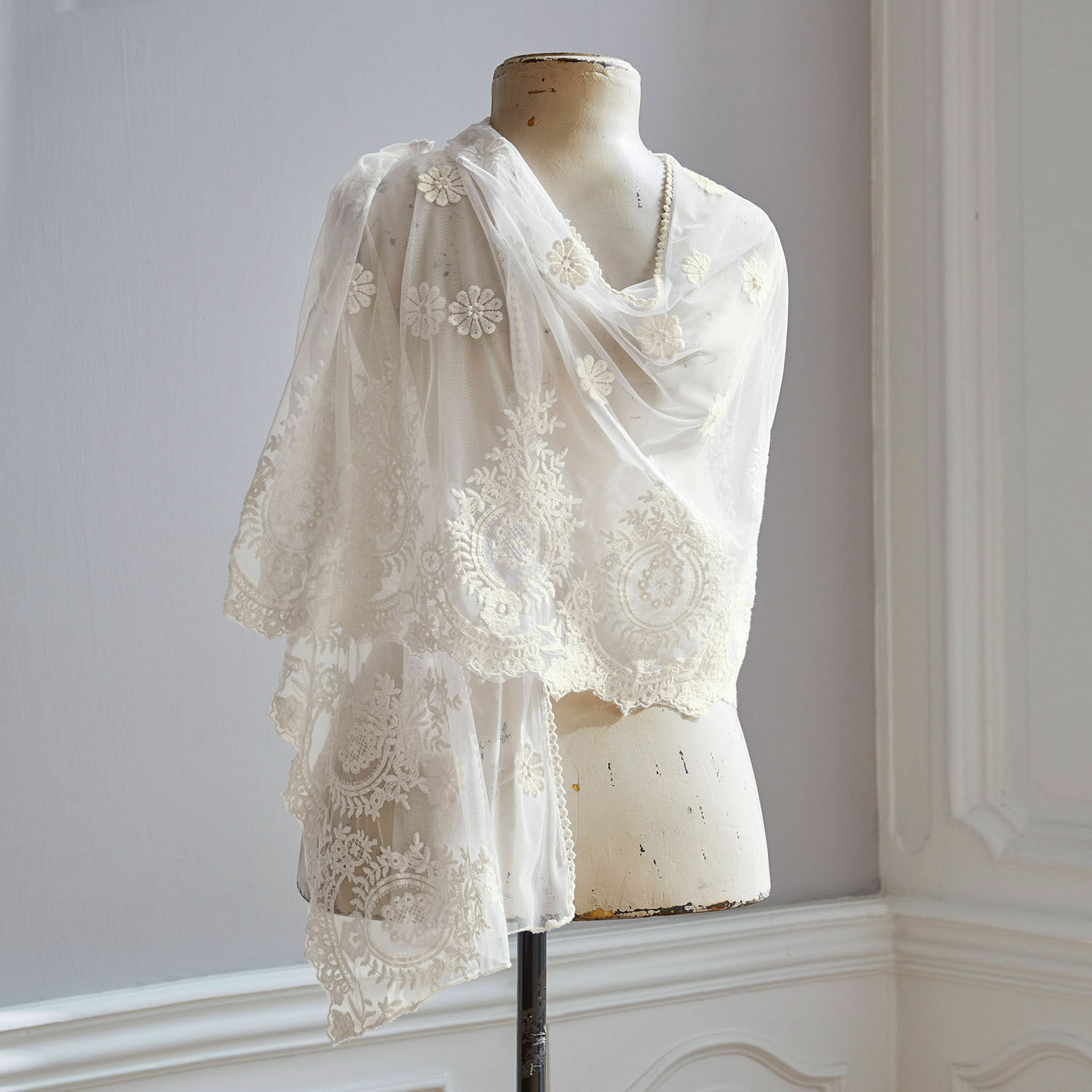 Sjaal Dal Maso Fijne witte tule sjaal met geborduurd patroon, licht en elegant modeaccessoire.
