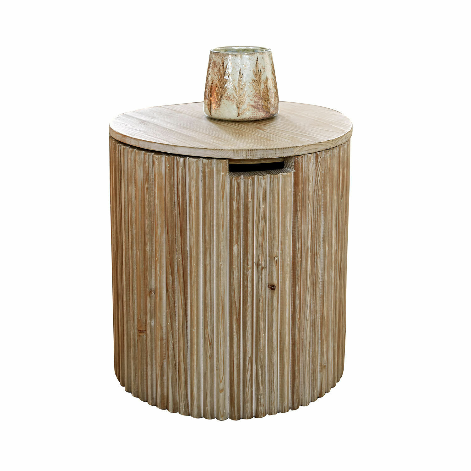 Ronde houten bijzettafel in natuurlijke kleur met decoratieve windlicht op het blad