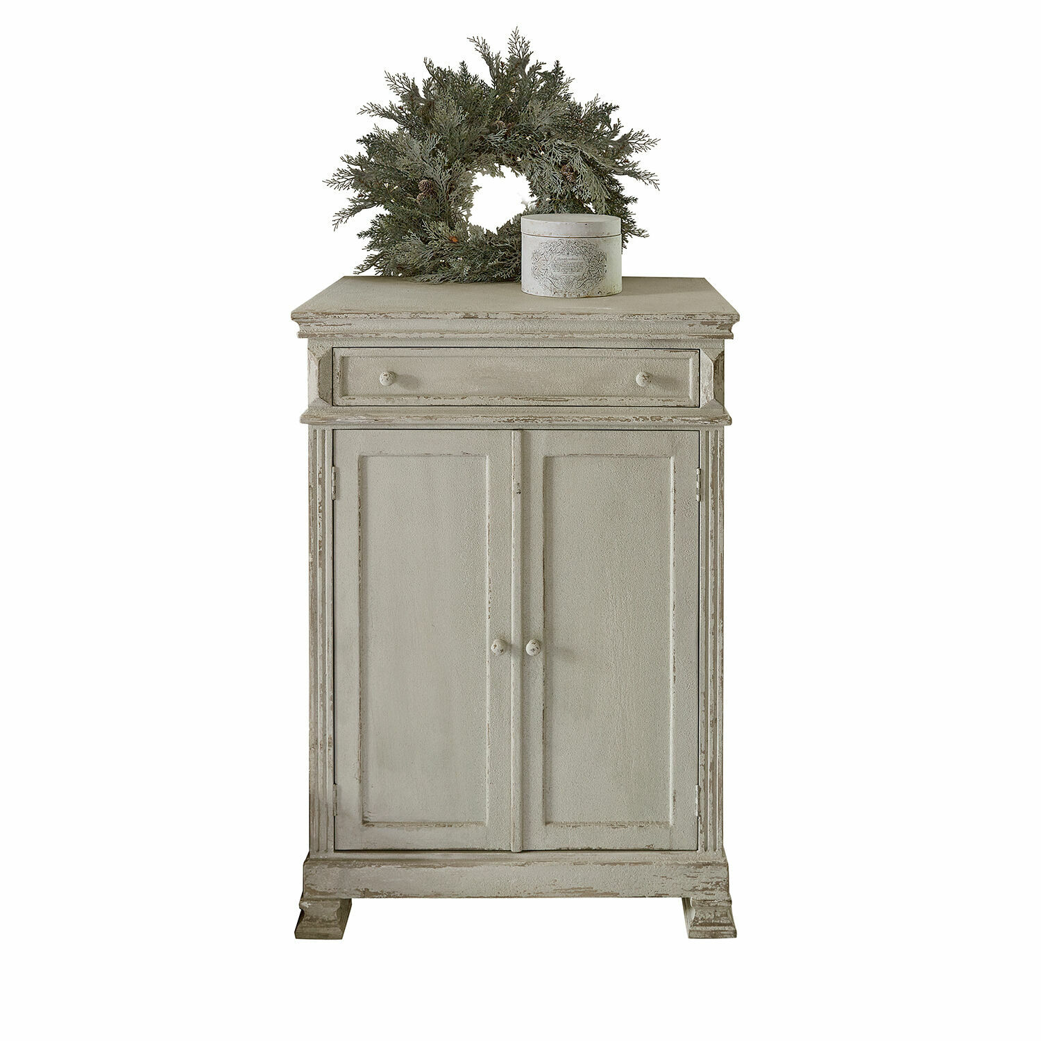 Hoge kast Héloinette Grijze houten kast met lade en twee deuren, versierd met groene krans en doos
