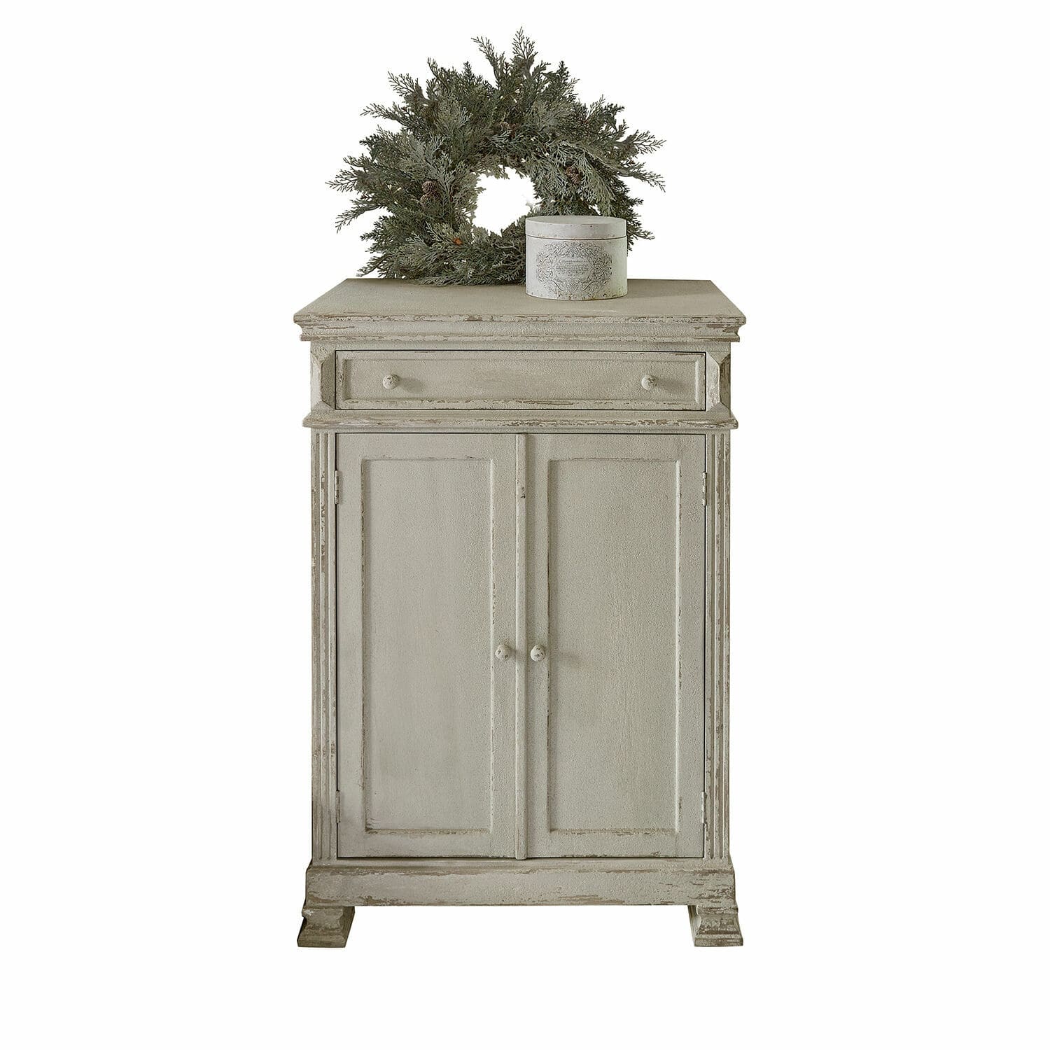 Hoge kast Héloinette Grijze houten kast met lade en twee deuren, versierd met groene krans en doos