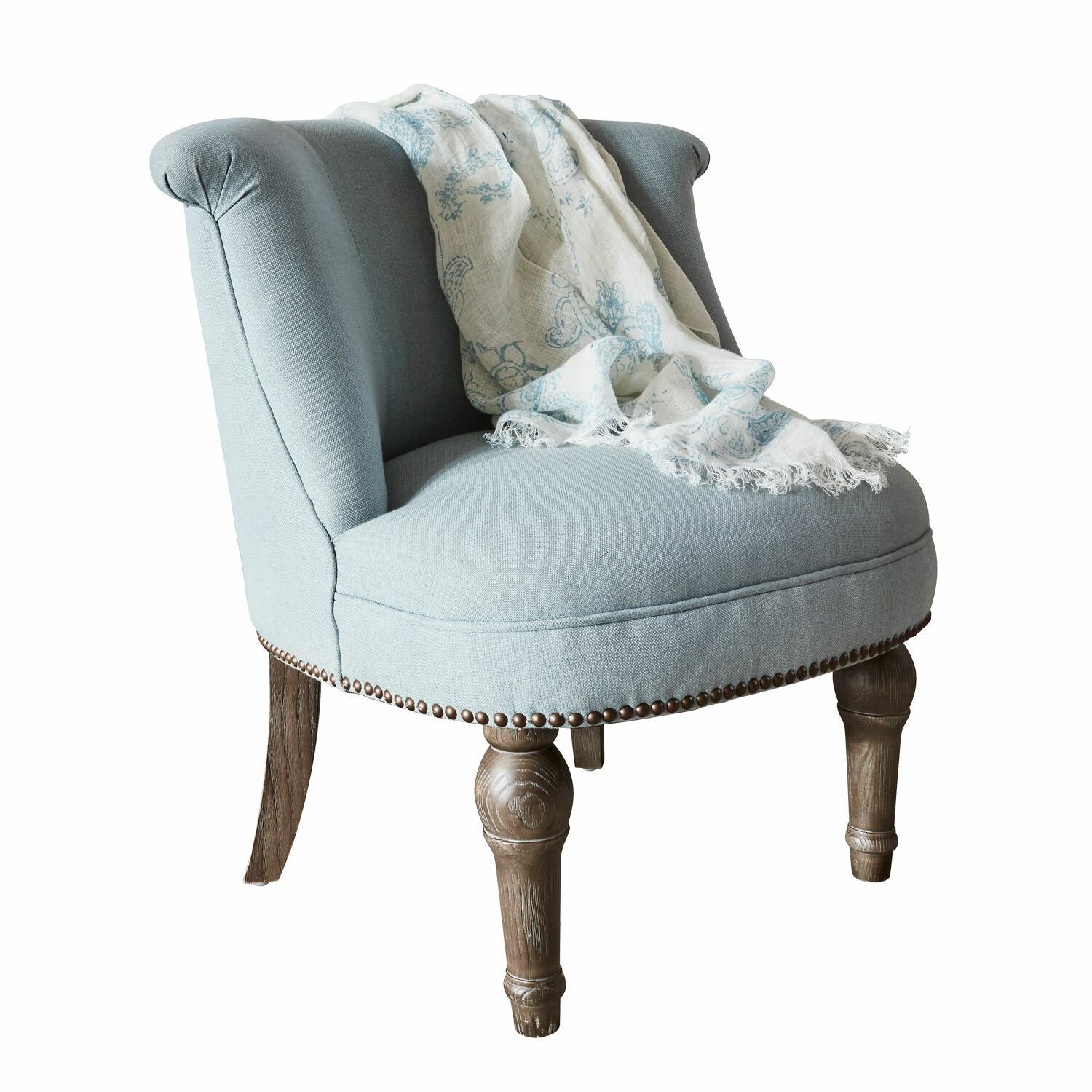 Fauteuil Francet in blauwe stof met bruine houten poten en decoratieve spijkerrand