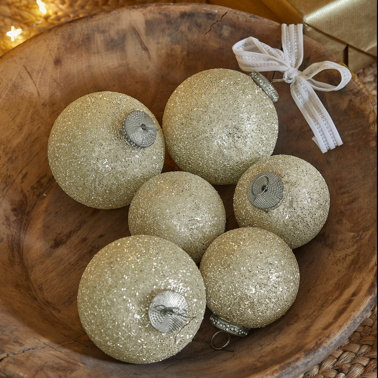 Set kerstballen set van 6 Shariz Set van zes gouden kerstballen met glitters in een houten schaal voor feestelijke decoratie