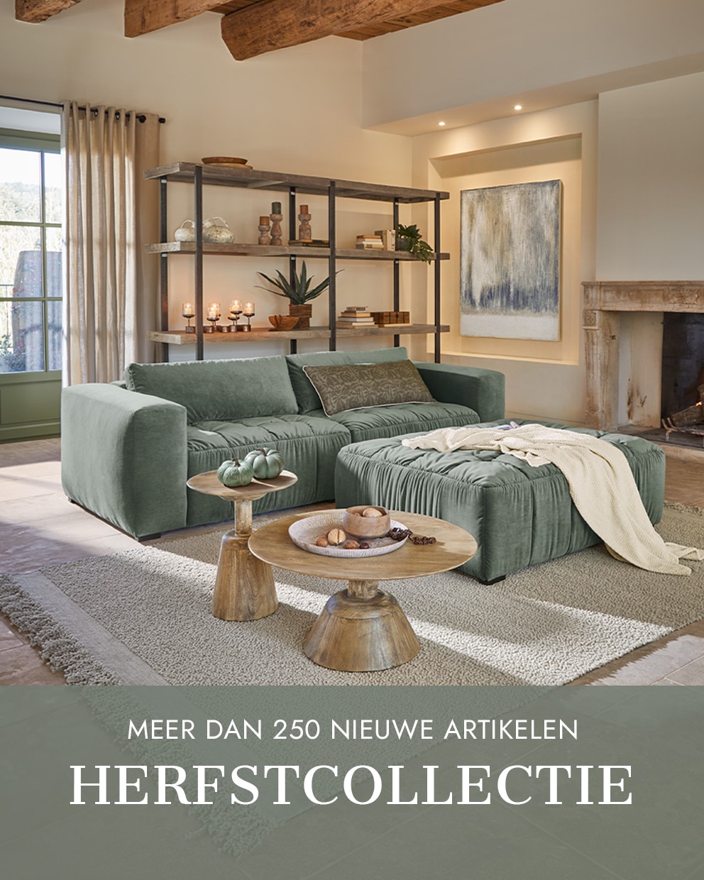 Gezellige woonkamer met groene stoffen bank en houten salontafels op tapijt, herfstcollectie