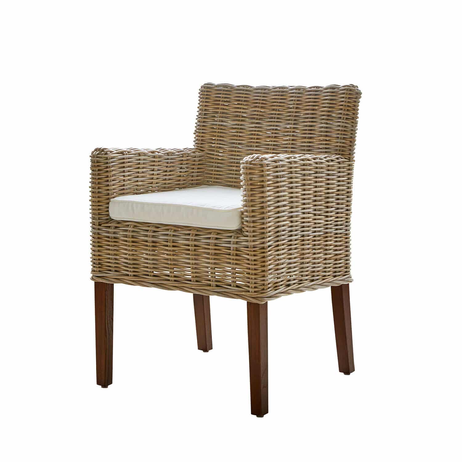 Rotan stoel met lichtbeige kussen en donkere houten poten, comfortabele woonkamerstoel