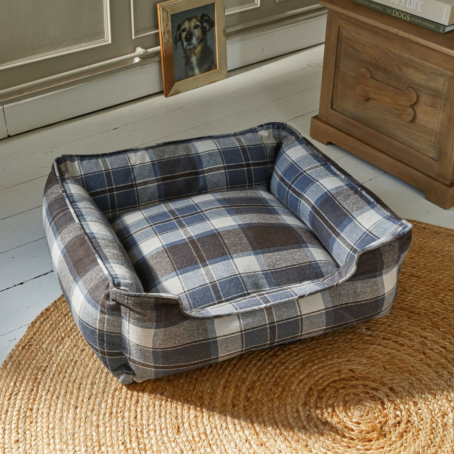 Comfortabele hondenmand met blauwbruine ruit op juten vloerkleed in een gezellige kamer