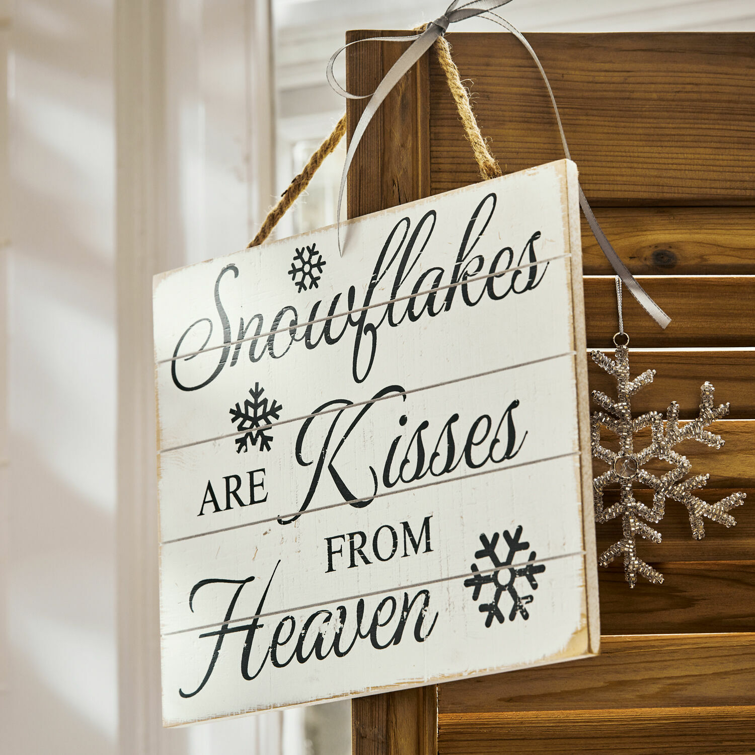 Decoboard Snowflakes Houten wanddecoratie met tekst Snowflakes are Kisses from Heaven in rustieke stijl