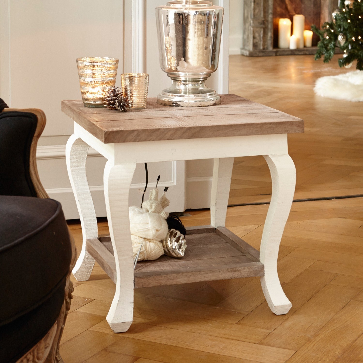 Salontafel Riverside Vierkante bijzettafel van hout in wit en naturel met kerstdecoratie en brandende kaarsen