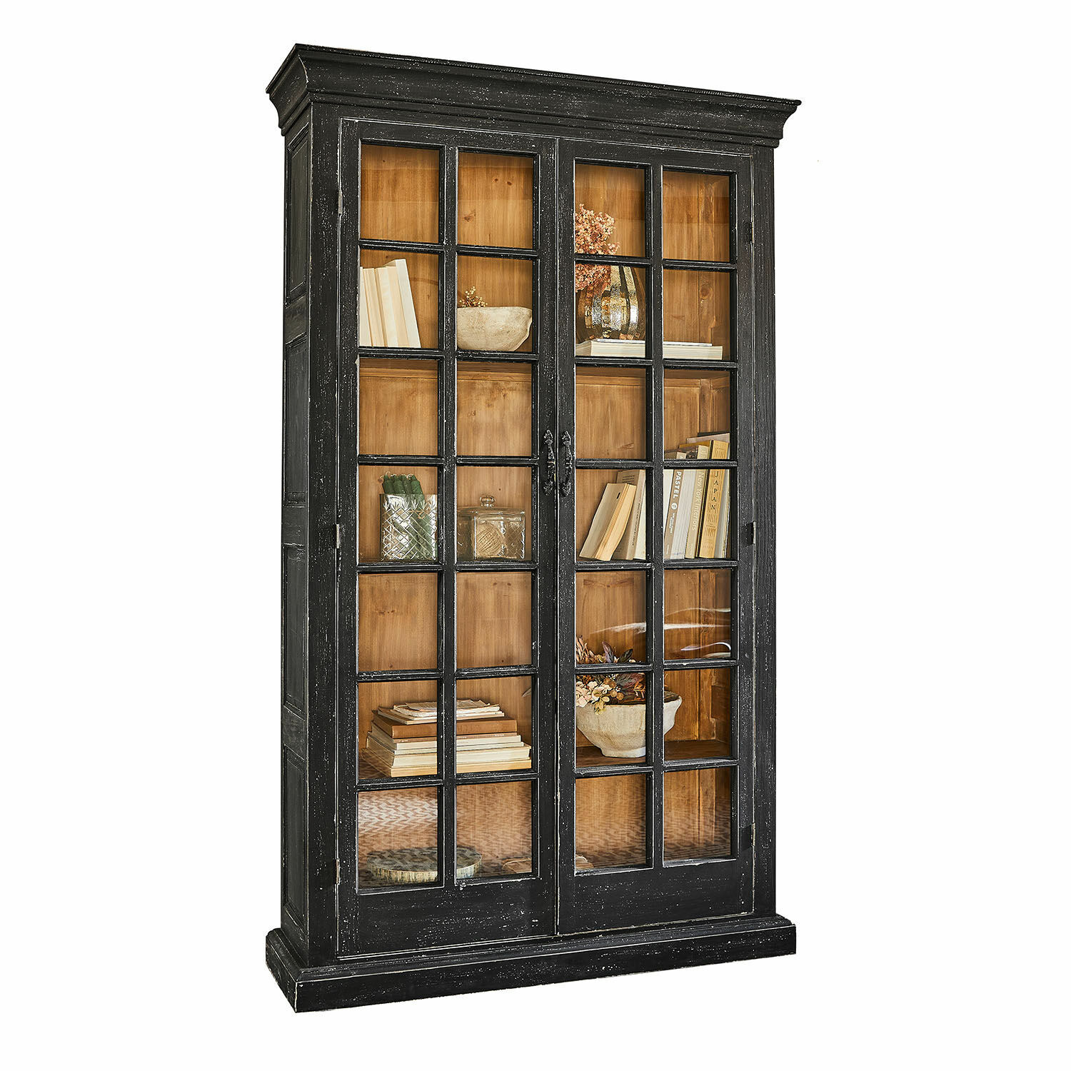 Zwarte houten vitrinekast met glazen deuren en natuurlijke binnenkant, stijlvolle woonkamermeubel