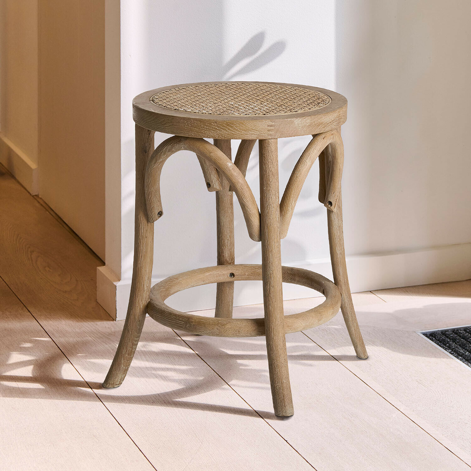 Houten kruk met gevlochten zitting in natuurlijke kleur, geschikt voor binnen en buiten