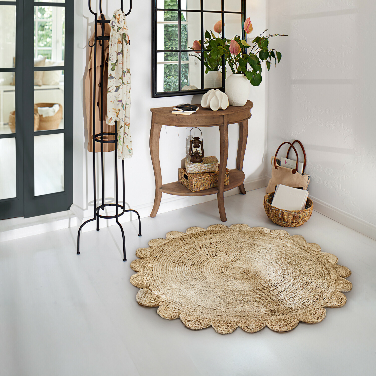 Ronde jute vloerkleed in natuurlijke kleur met golvende rand in lichte, moderne ruimte