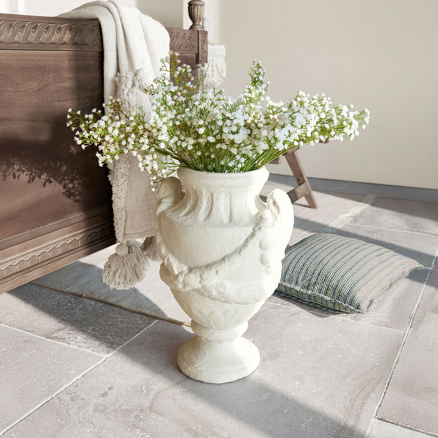 Sierpot Chaverny Witte keramische vaas met decoratief patroon en witte bloemen op stenen vloer