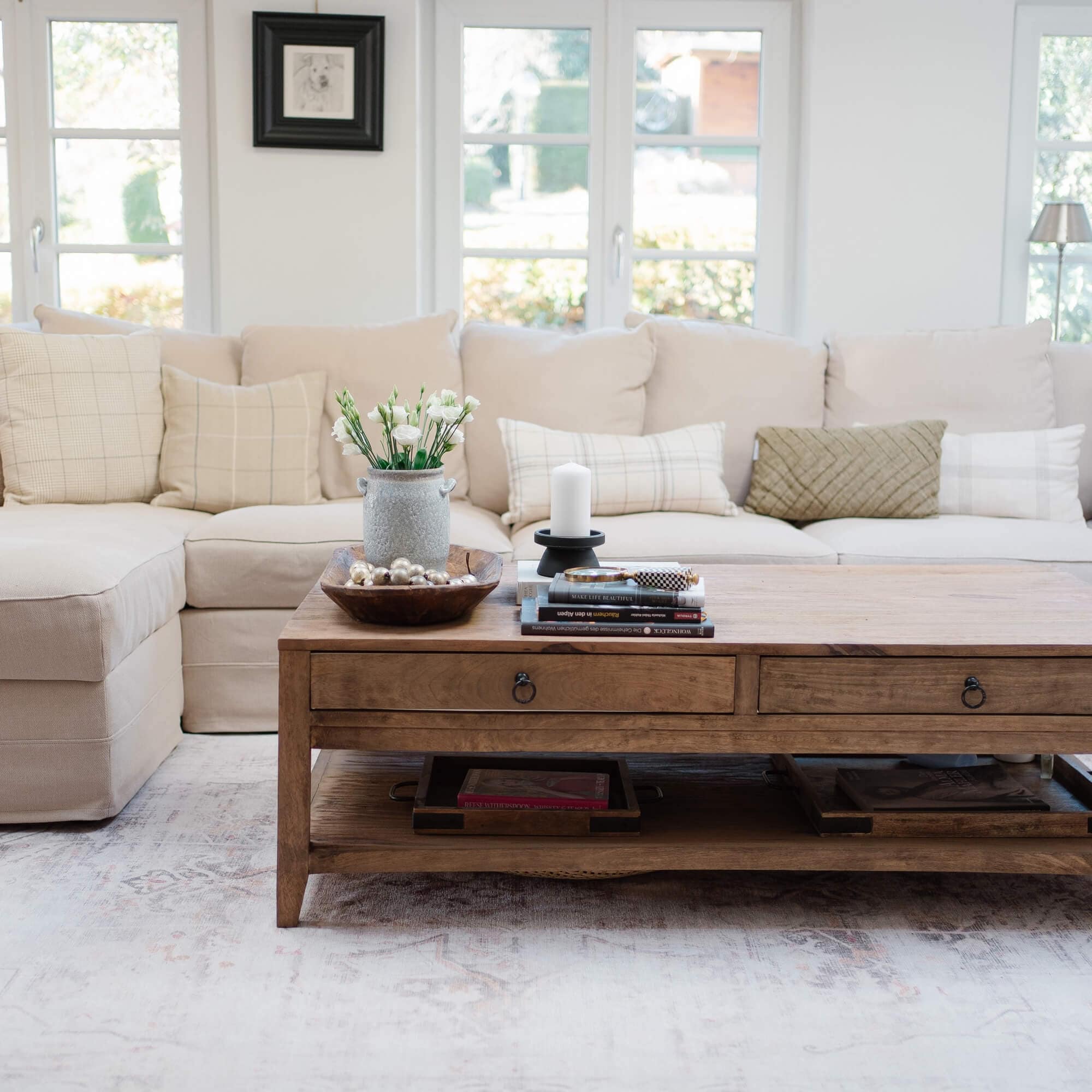 Houten salontafel met laden en decoratie voor lichte bank in woonkamer