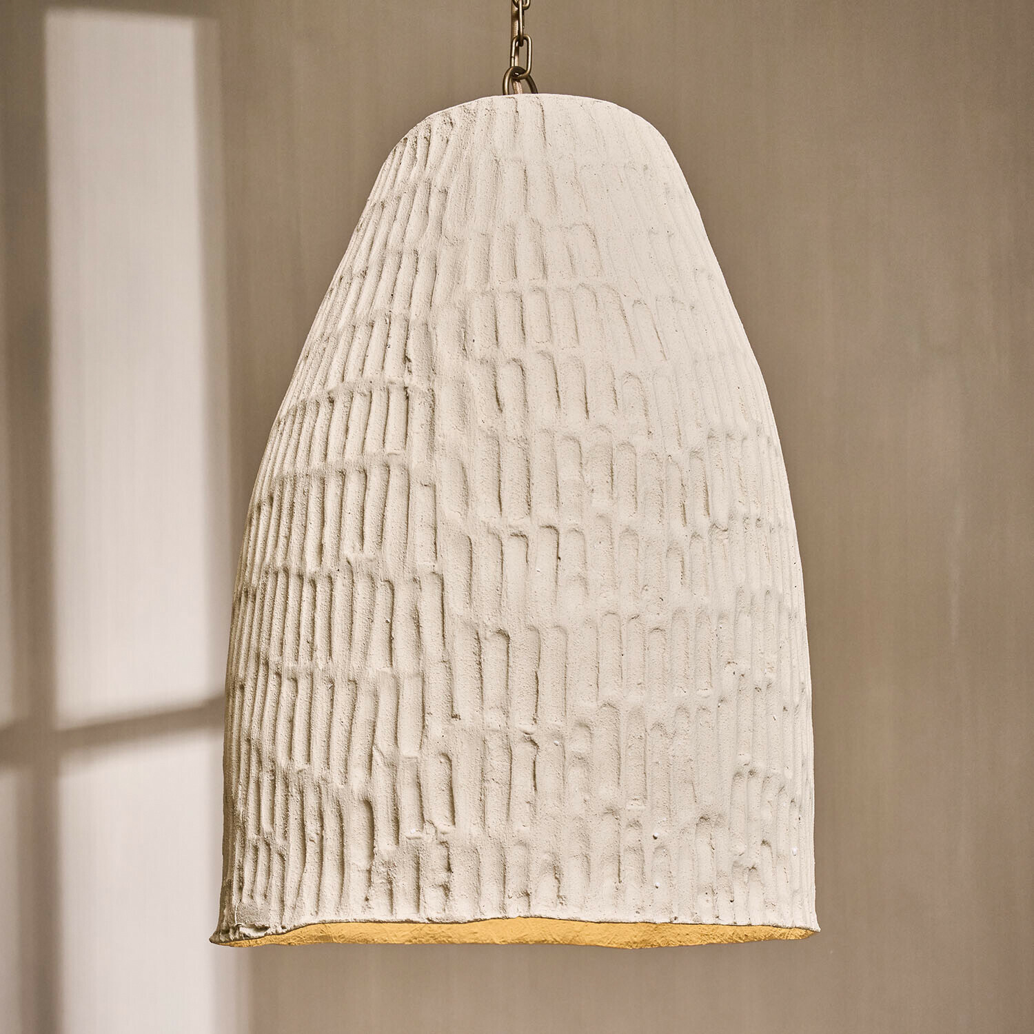 Hanglamp van witte keramiek met structuur en gouden binnenkant, modern verlichtingsontwerp