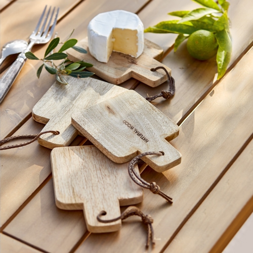 Set van natuurlijke houten snijplanken op tafel met kaas en citrusvruchten