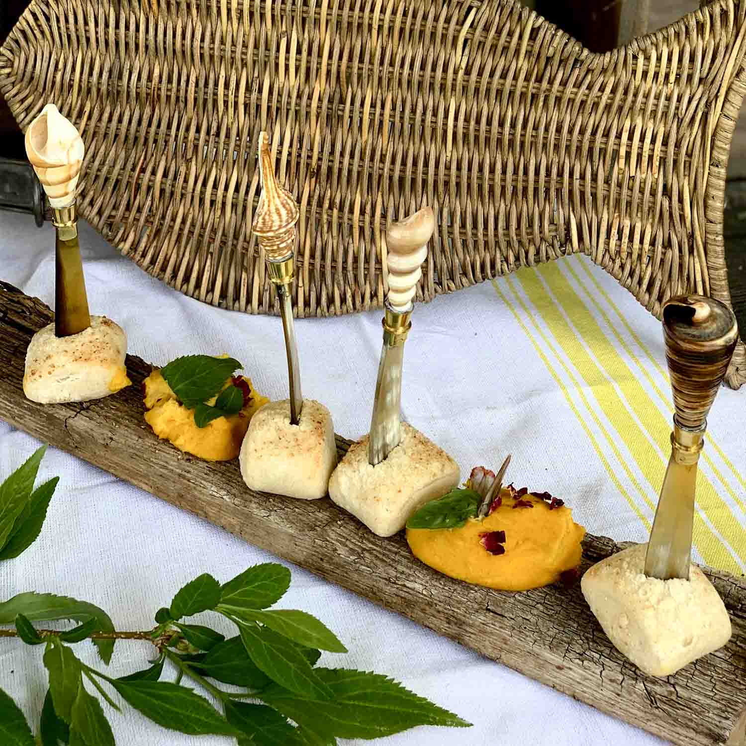 Set decoratieve cocktailprikkers met schelpen op houten standaard, perfect voor hapjes