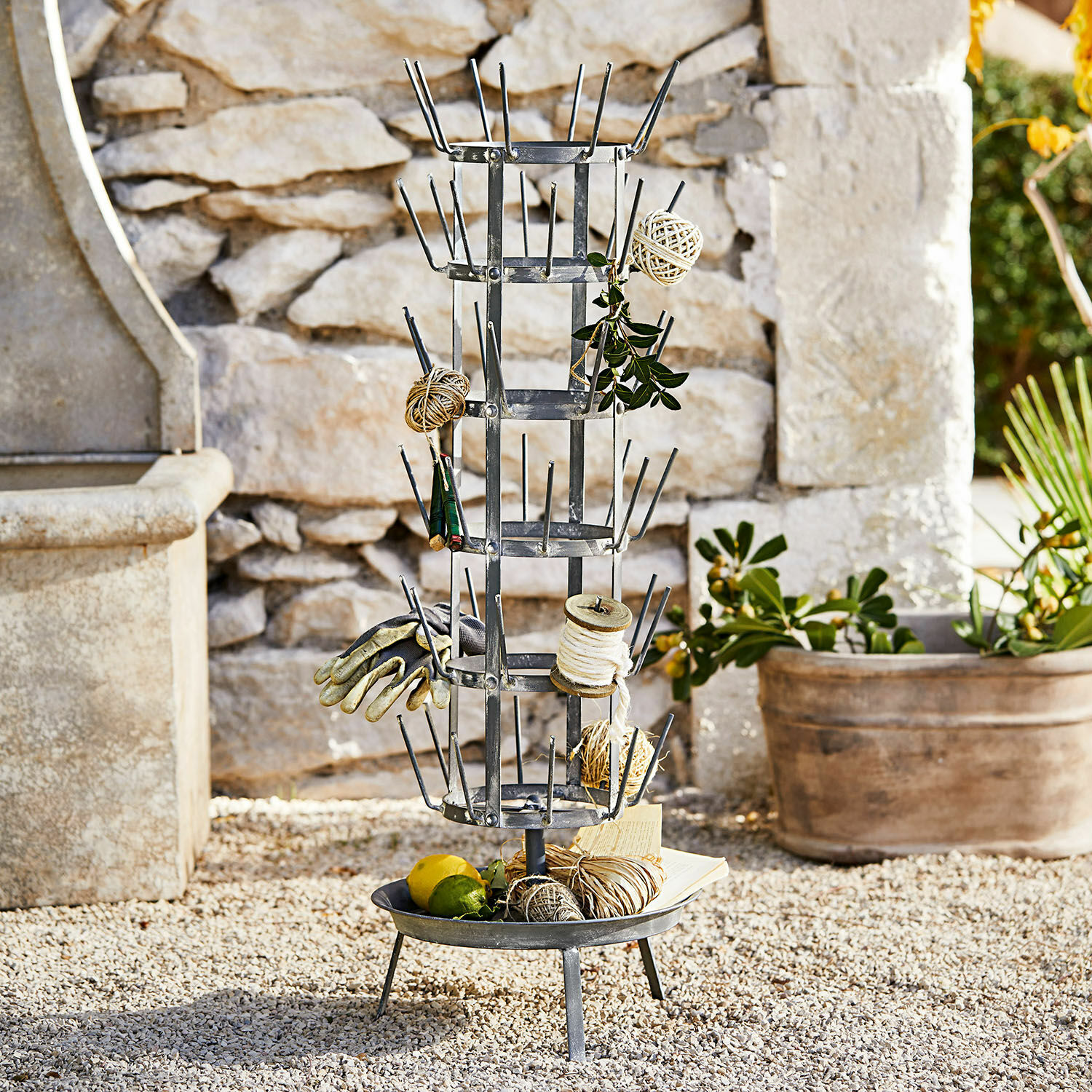 Metalen tuinstandaard met haken en bak voor tuingereedschap en accessoires