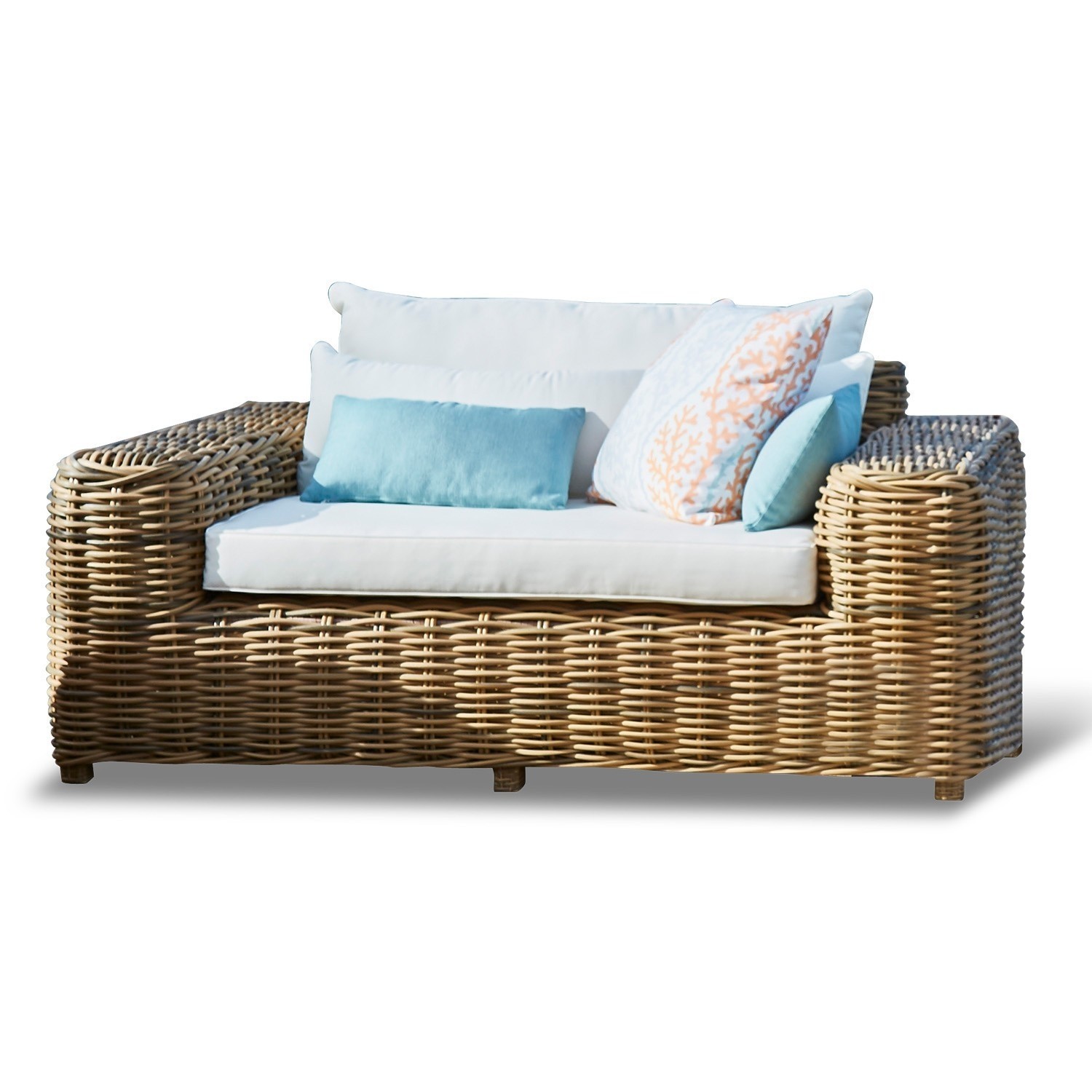 Fauteuil Camas Rotan bank met witte kussens en blauwe accenten, comfortabele tuinmeubel