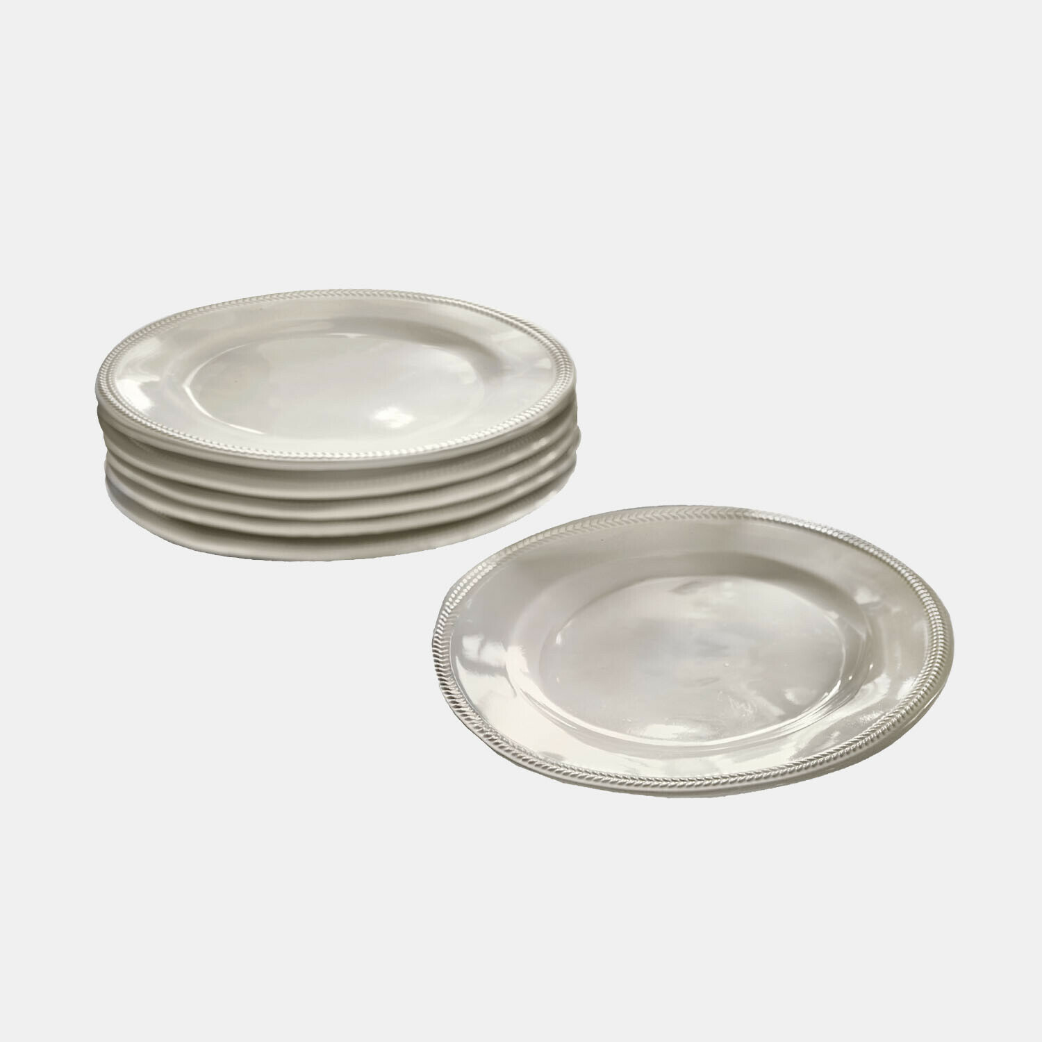 Set witte keramische borden met decoratieve rand, perfect voor elegant opdienen van maaltijden