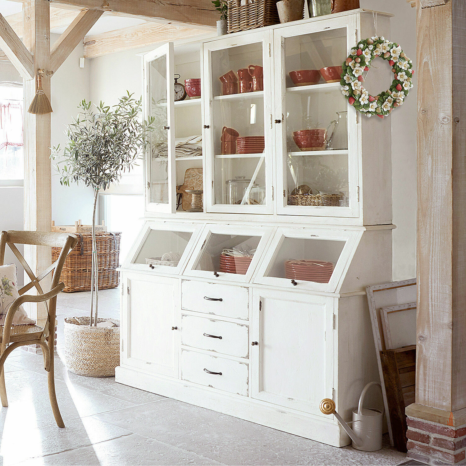 Kast Bolquère Witte houten dressoir met glazen deuren en lades in vintage stijl voor het opbergen van servies