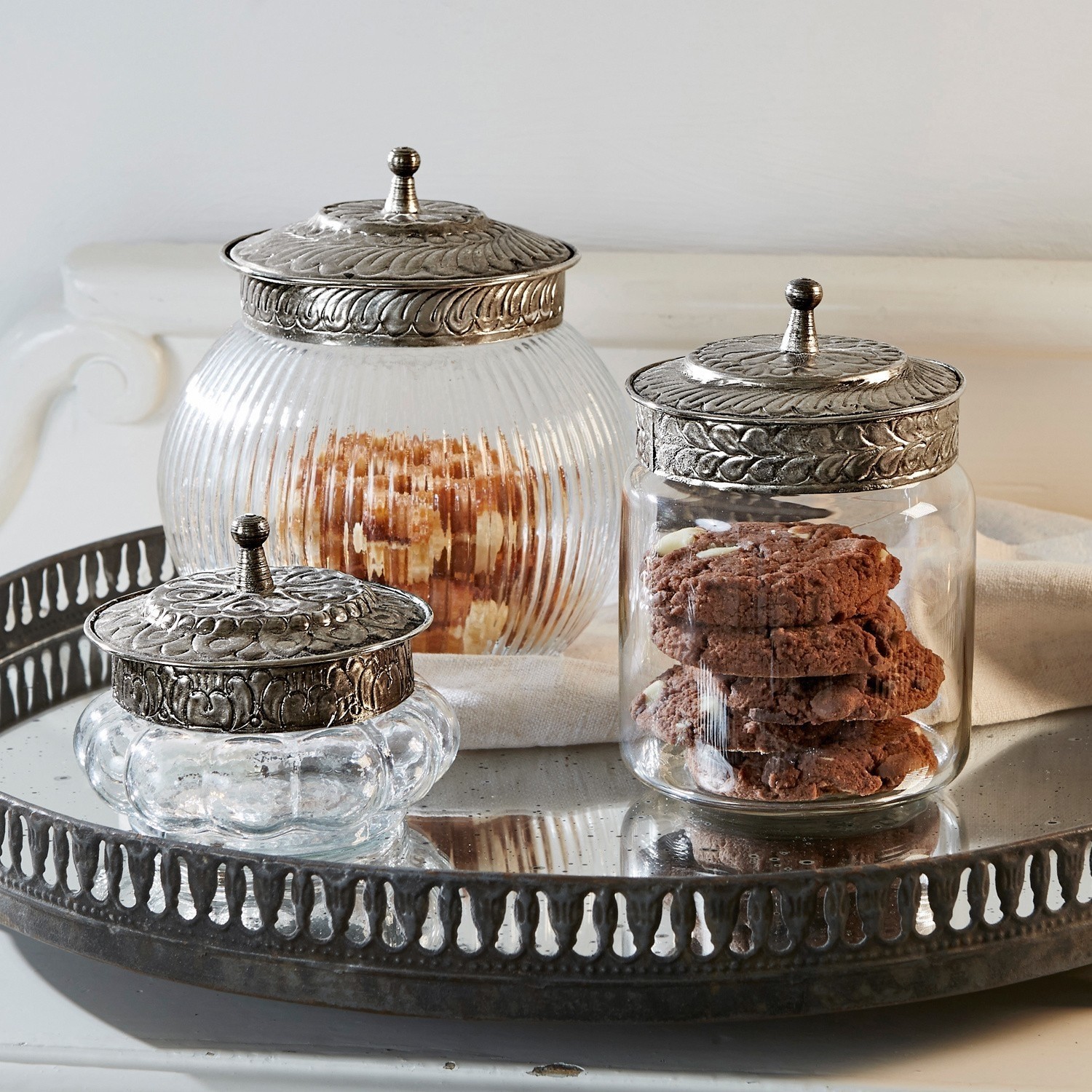 Pot set van 3 Plévin Set van drie glazen potten met decoratieve metalen deksels voor koekjes en snacks