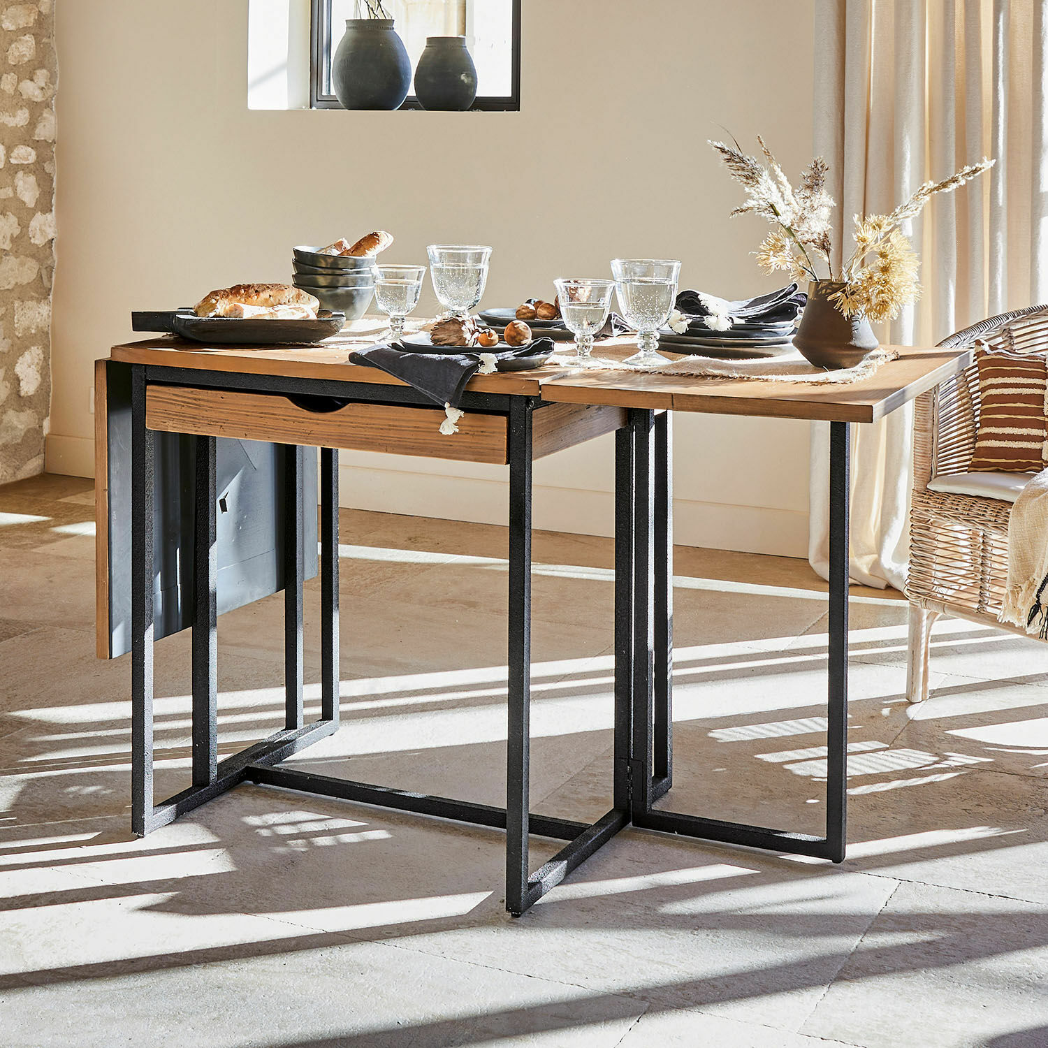 Tafel Vétrigne Uitschuifbare tafel van natuurlijk hout en zwart metaal, modern eetkamermeubel