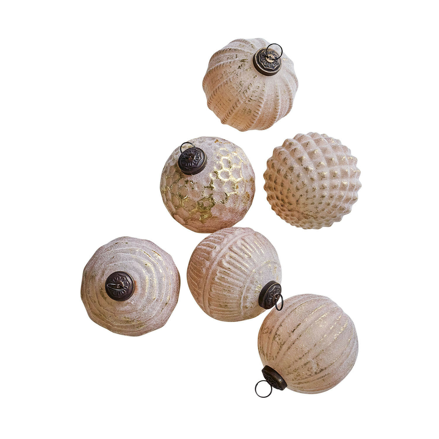 Kerstbal set van 6 Eirelyn Set van zes crèmekleurige glazen kerstballen met metalen ophangringen voor feestelijke decoratie