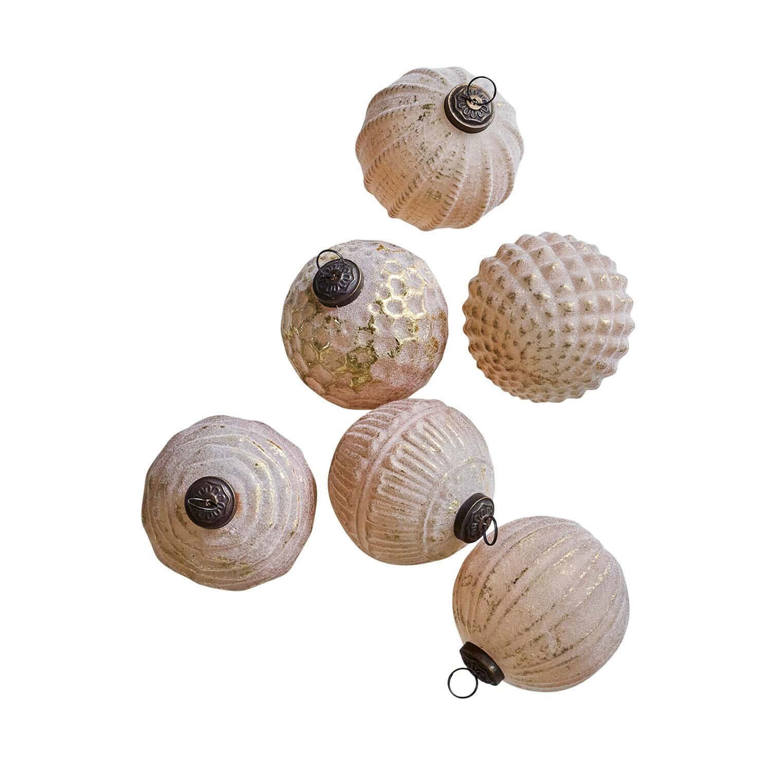 Kerstbal set van 6 Eirelyn Set van zes crèmekleurige glazen kerstballen met metalen ophangringen voor feestelijke decoratie