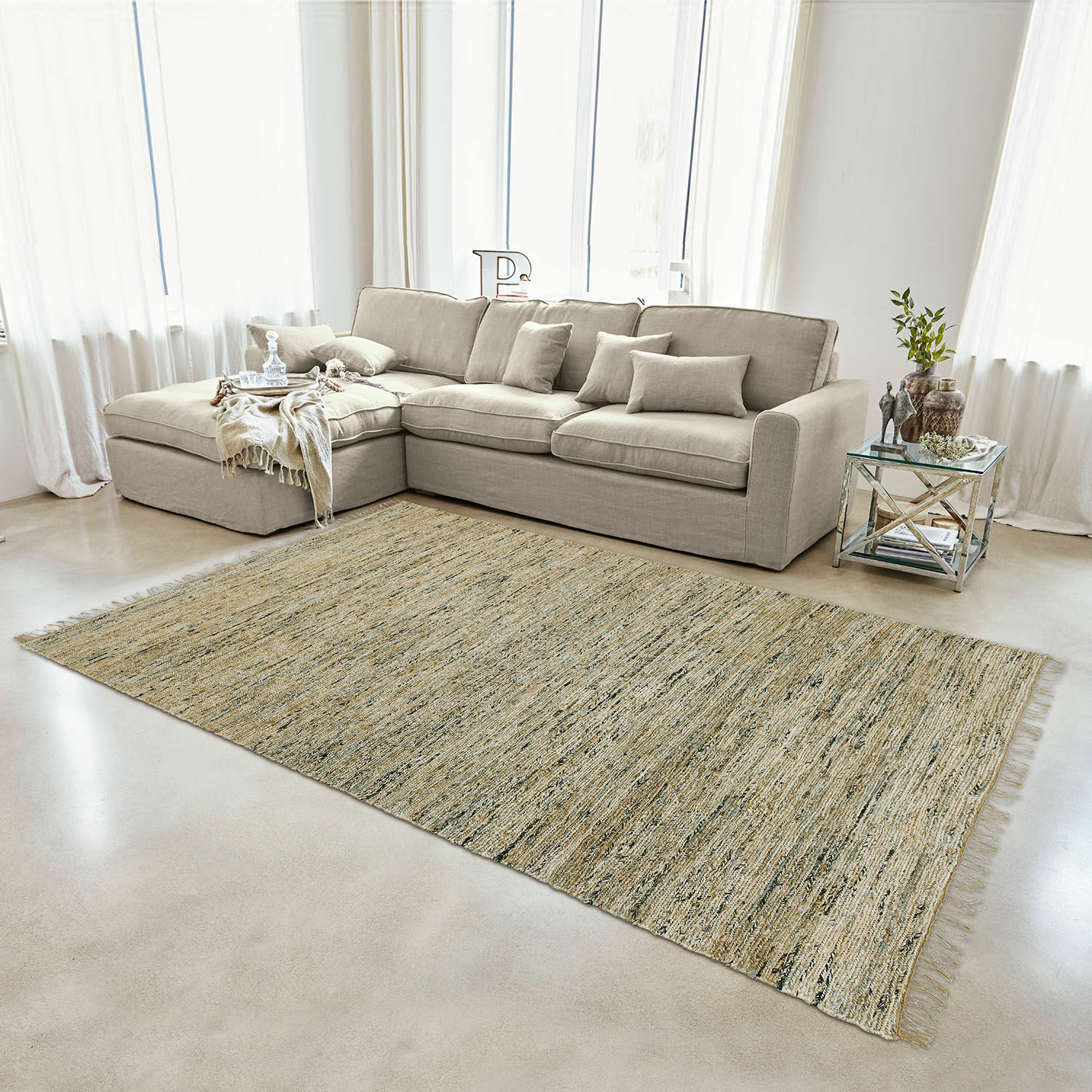 Beige vloerkleed van natuurlijk materiaal in moderne woonkamer met lichte bank en glazen tafel