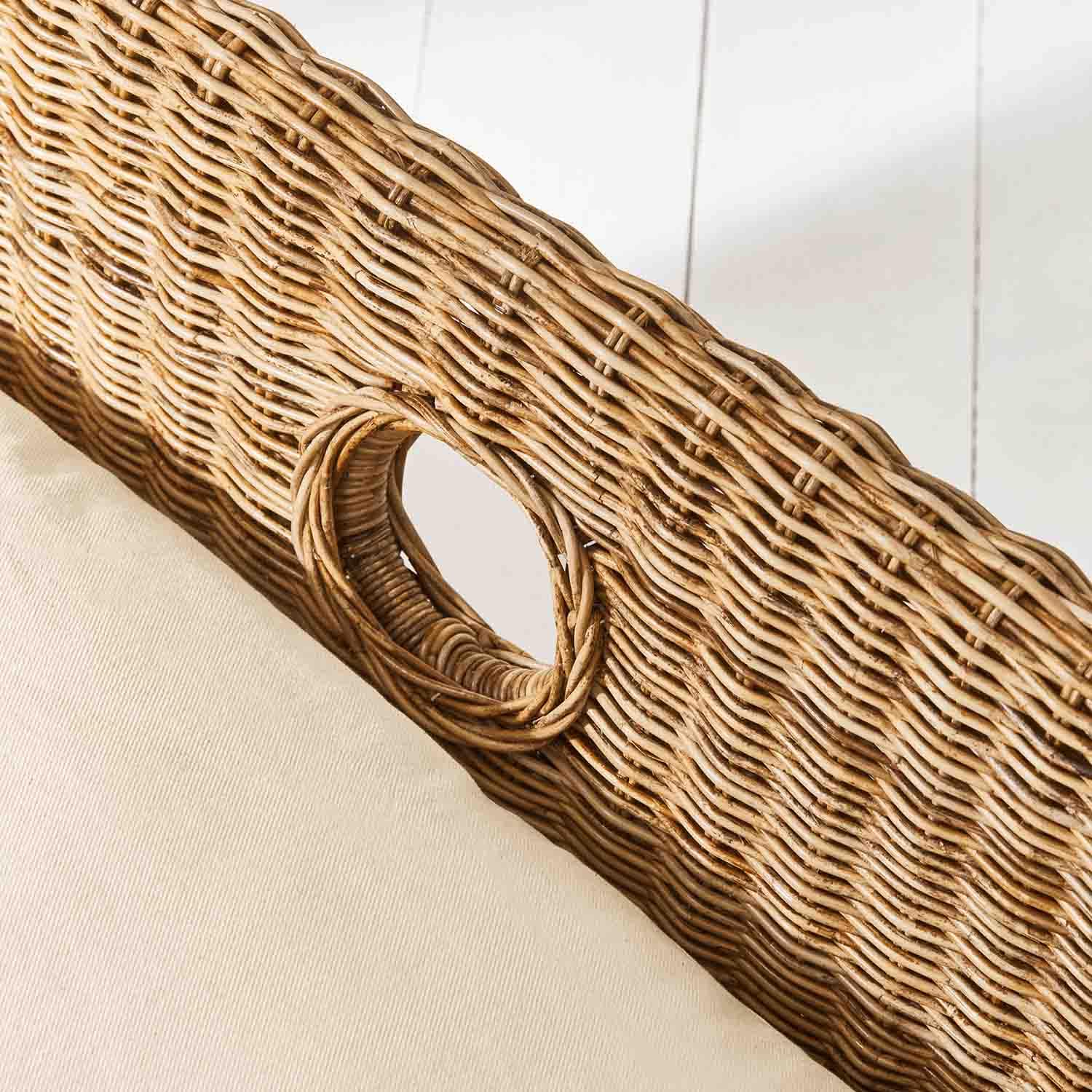 Natuurlijke rotan hoofdbord met ronde handgreep en crème kussen voor slaapkamer of woonkamer