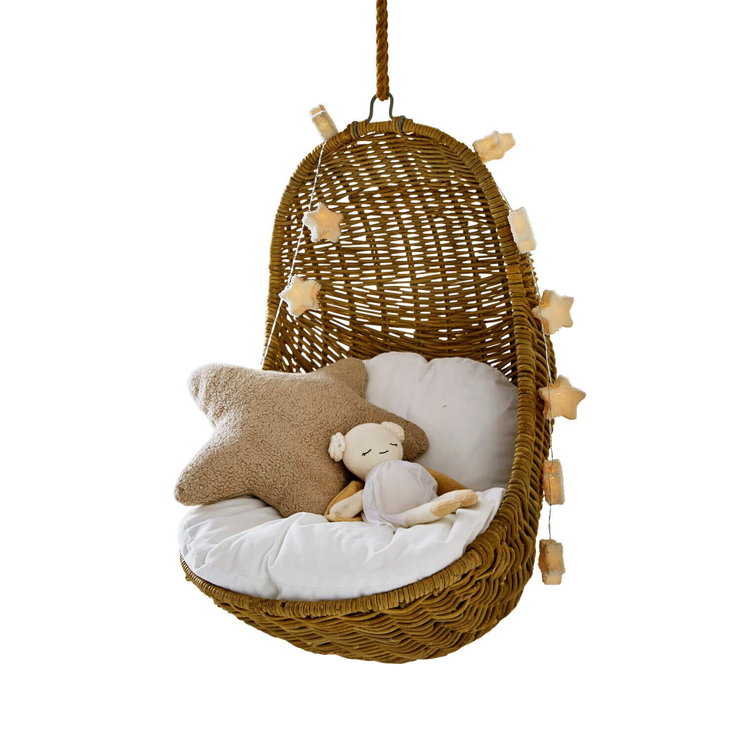 Kinderhangstoel Twinkla Hangstoel van riet met wit kussen, beige stervormig kussen en zachte pluchen pop