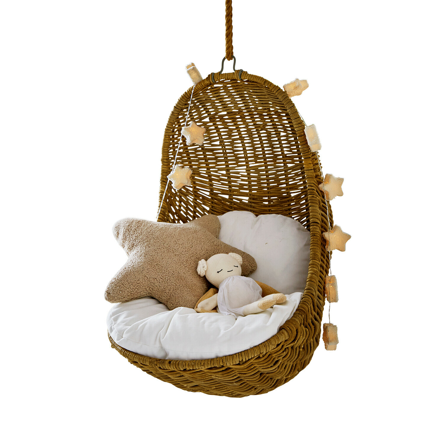 Kinderhangstoel Twinkla Hangstoel van riet met wit kussen, beige stervormig kussen en zachte pluchen pop