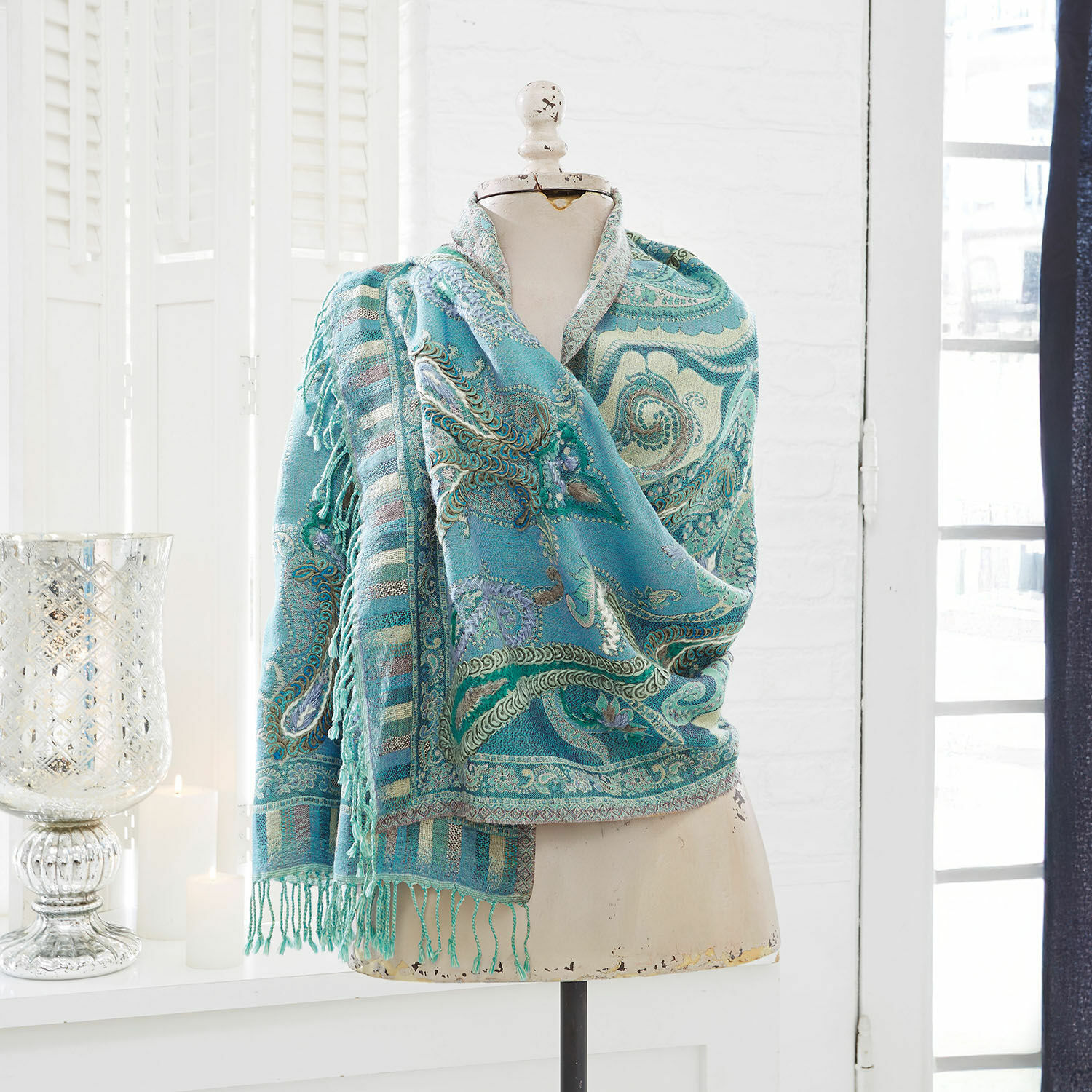 Sjaal Carol Turquoise sjaal met paisley patroon en franjes op paspop in lichte kamer, woondecoratie