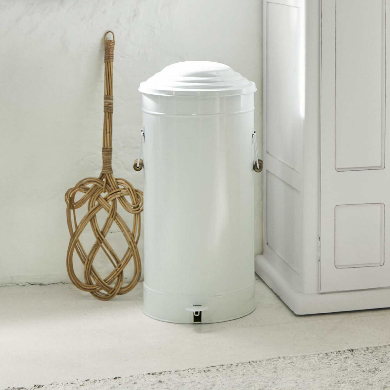 Witte metalen prullenbak met pedaal en handvatten, praktisch huishoudaccessoire
