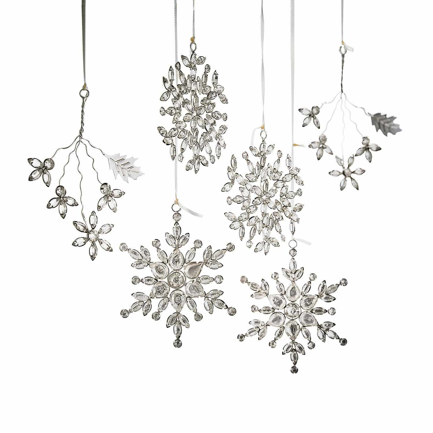 Kerstversiering set van 6 Allegan Set van zes transparante kerstversieringen in de vorm van sneeuwvlokken en takken tegen witte achtergrond