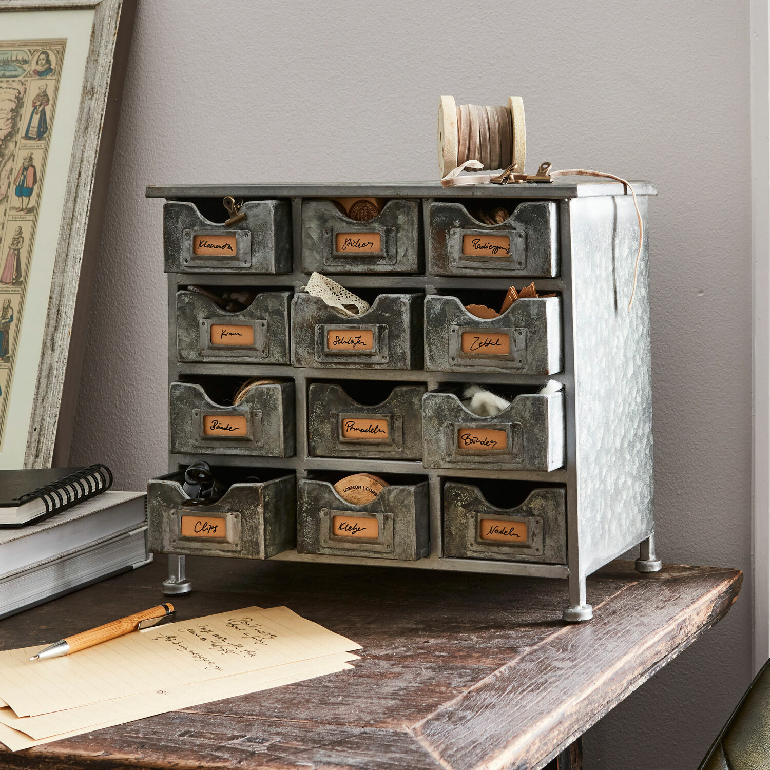 Organizer Serena Grijze metalen kast met 12 laden voor het opbergen van kleine voorwerpen en kantoorbenodigdheden.
