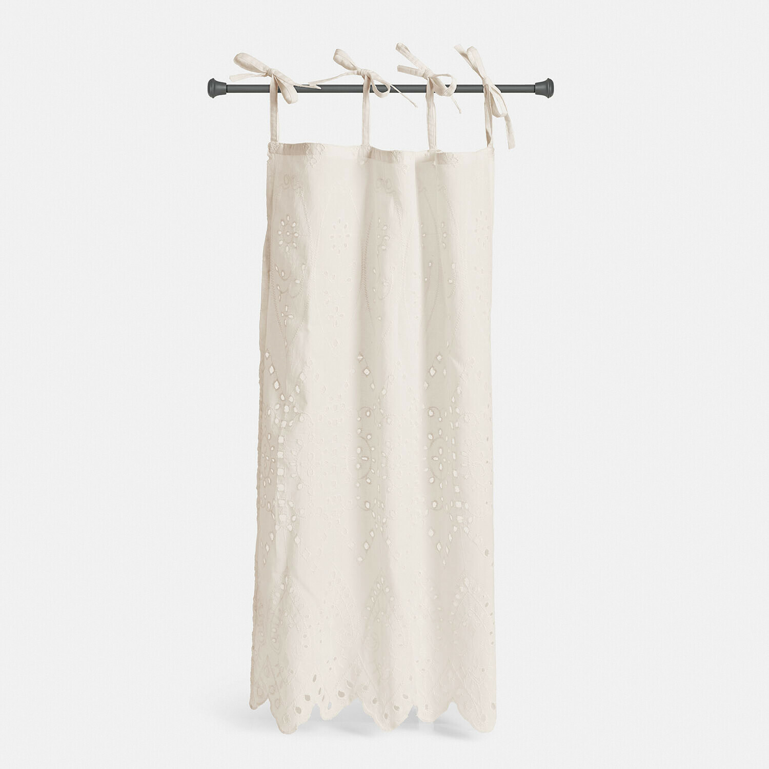 Vitrage Quantrelles Witte gordijn van geborduurd materiaal met striklinten, decoratief patroon en golvende rand