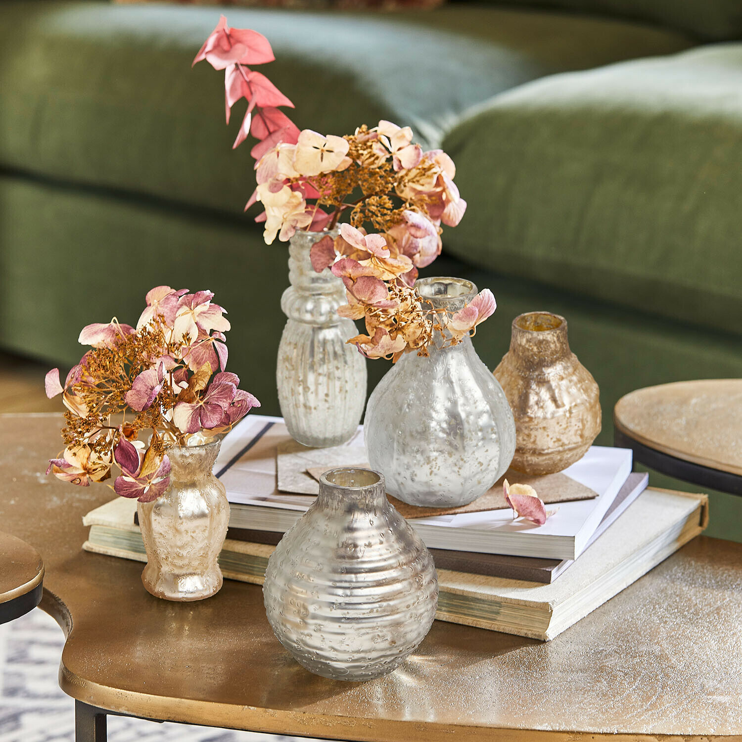 Vaas set van 5 Petillantique Set zilveren en gouden glazen vazen met gedroogde bloemen op een salontafel