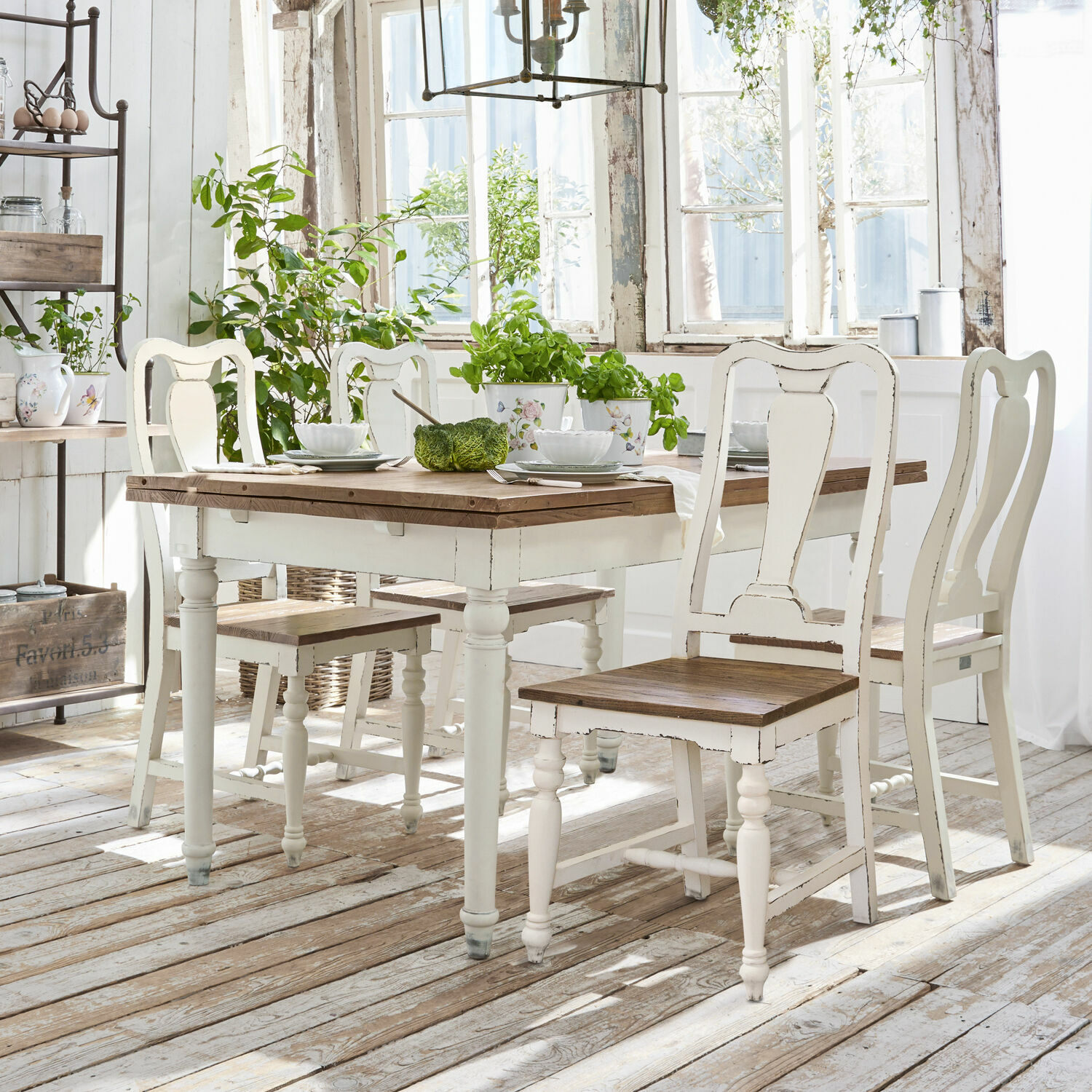 Tafel Bradford Rustieke houten tafel en stoelen in wit en naturel in lichte eetkamer met planten