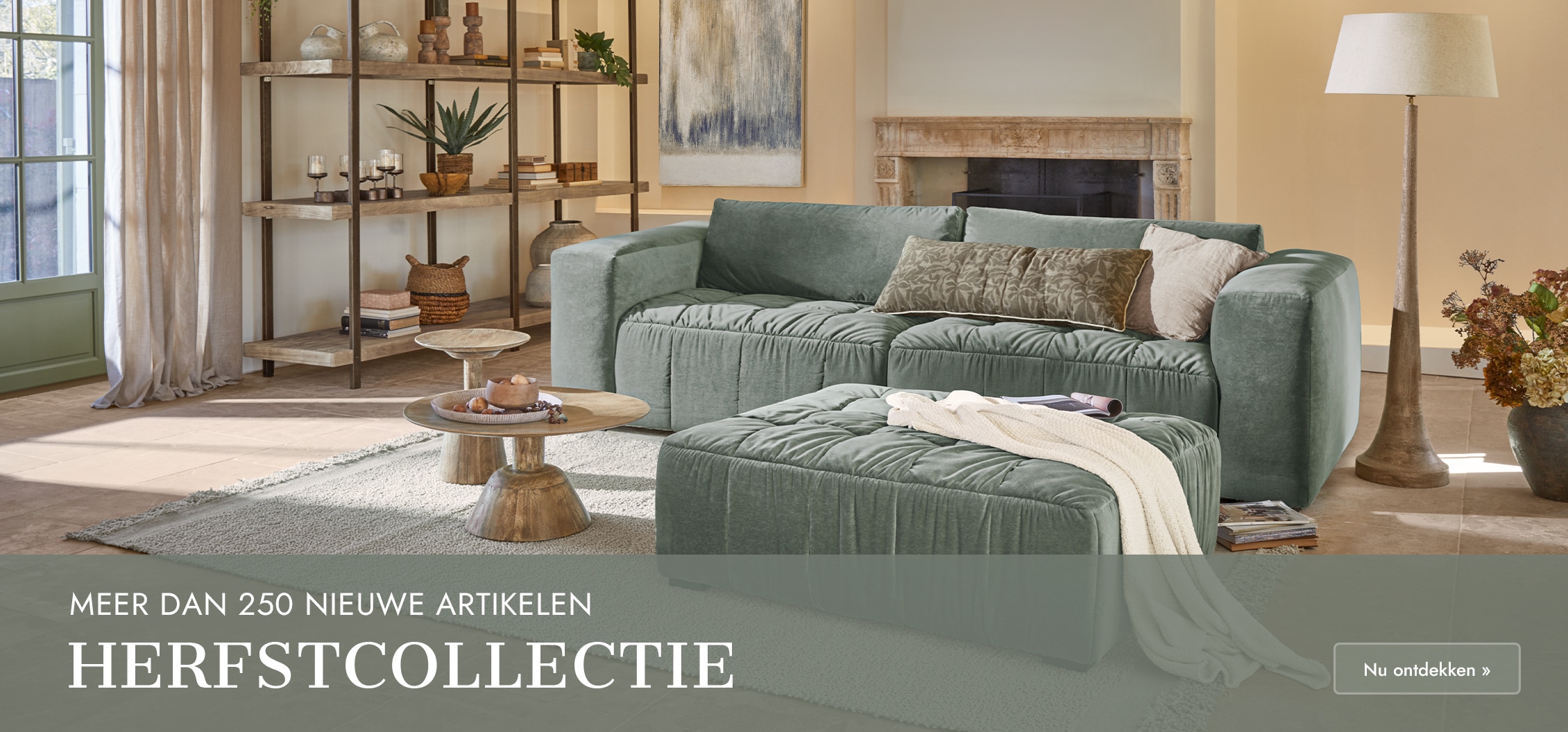 Gezellige groene fluwelen hoekbank met poef en houten tafels in lichte woonkamer