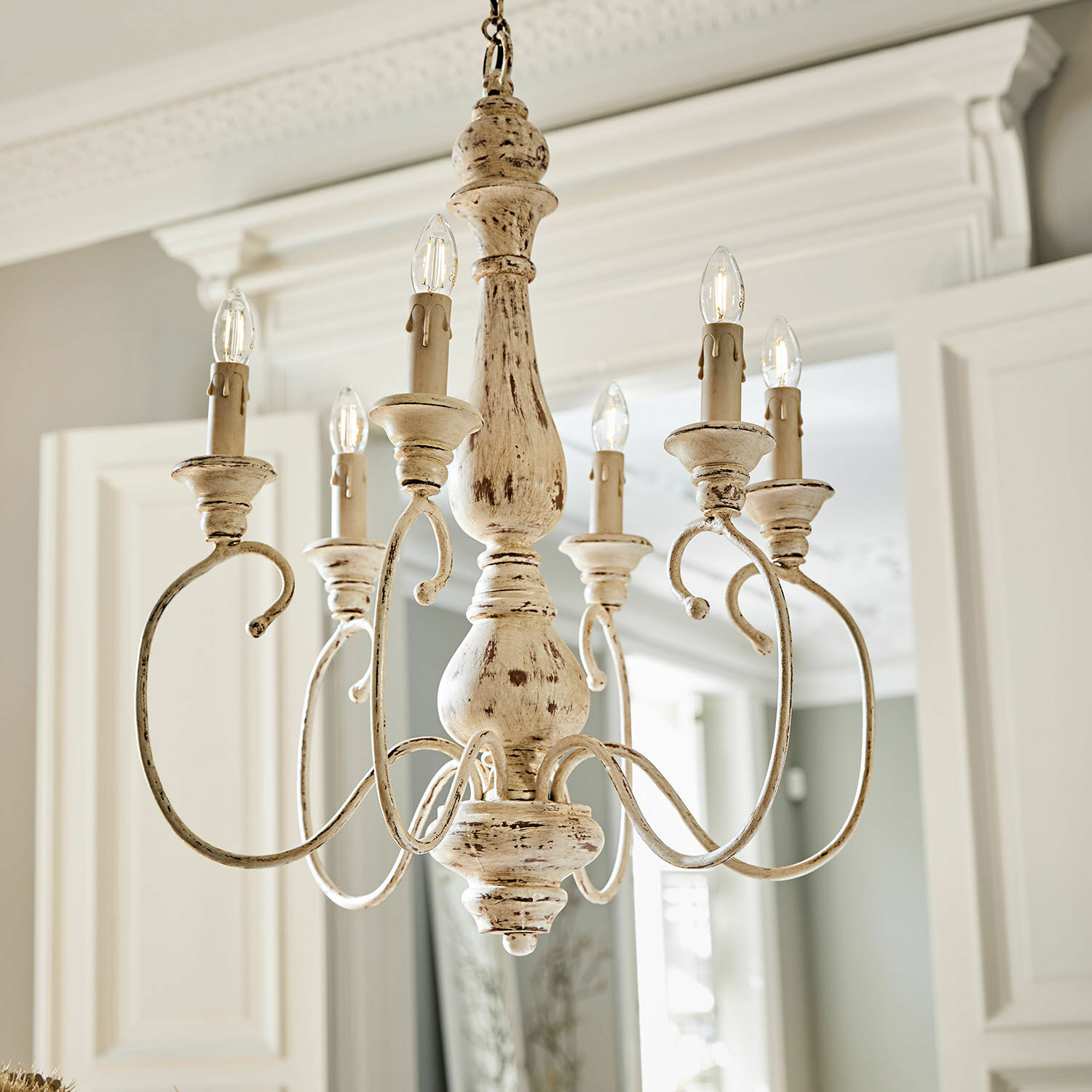 Hanglamp Greenwich Rustieke metalen kroonluchter in verweerd wit voor klassieke interieurs