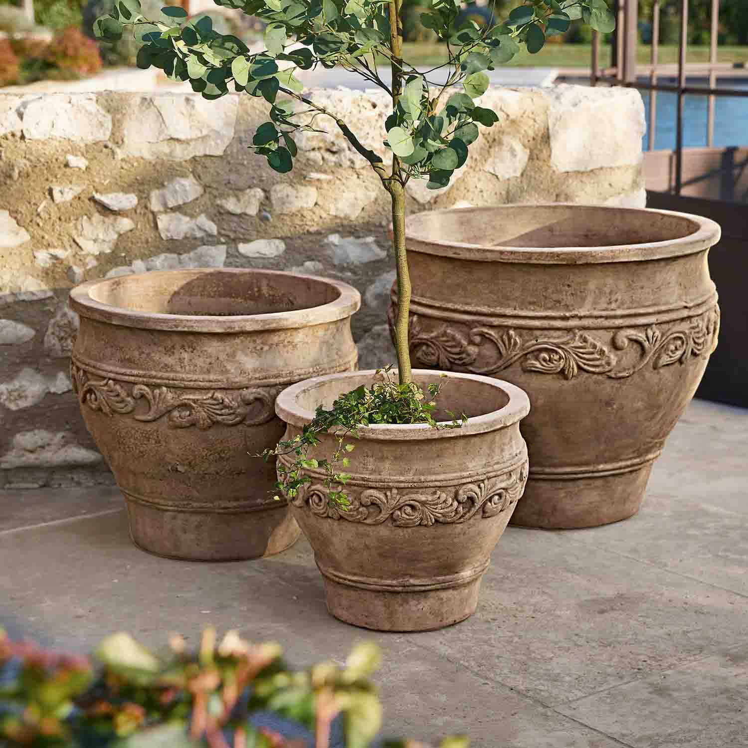 Set van drie decoratieve terracotta bloempotten in beige met reliëfpatroon voor tuin