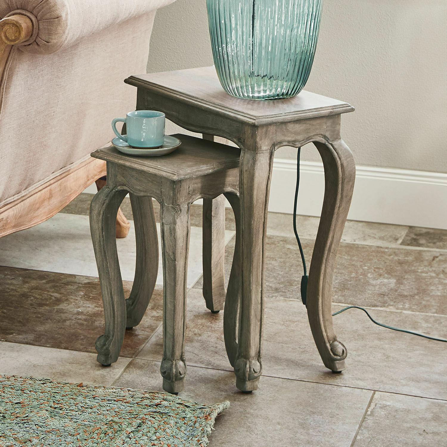 Set van twee grijze houten bijzettafels in vintage stijl voor woonkamer