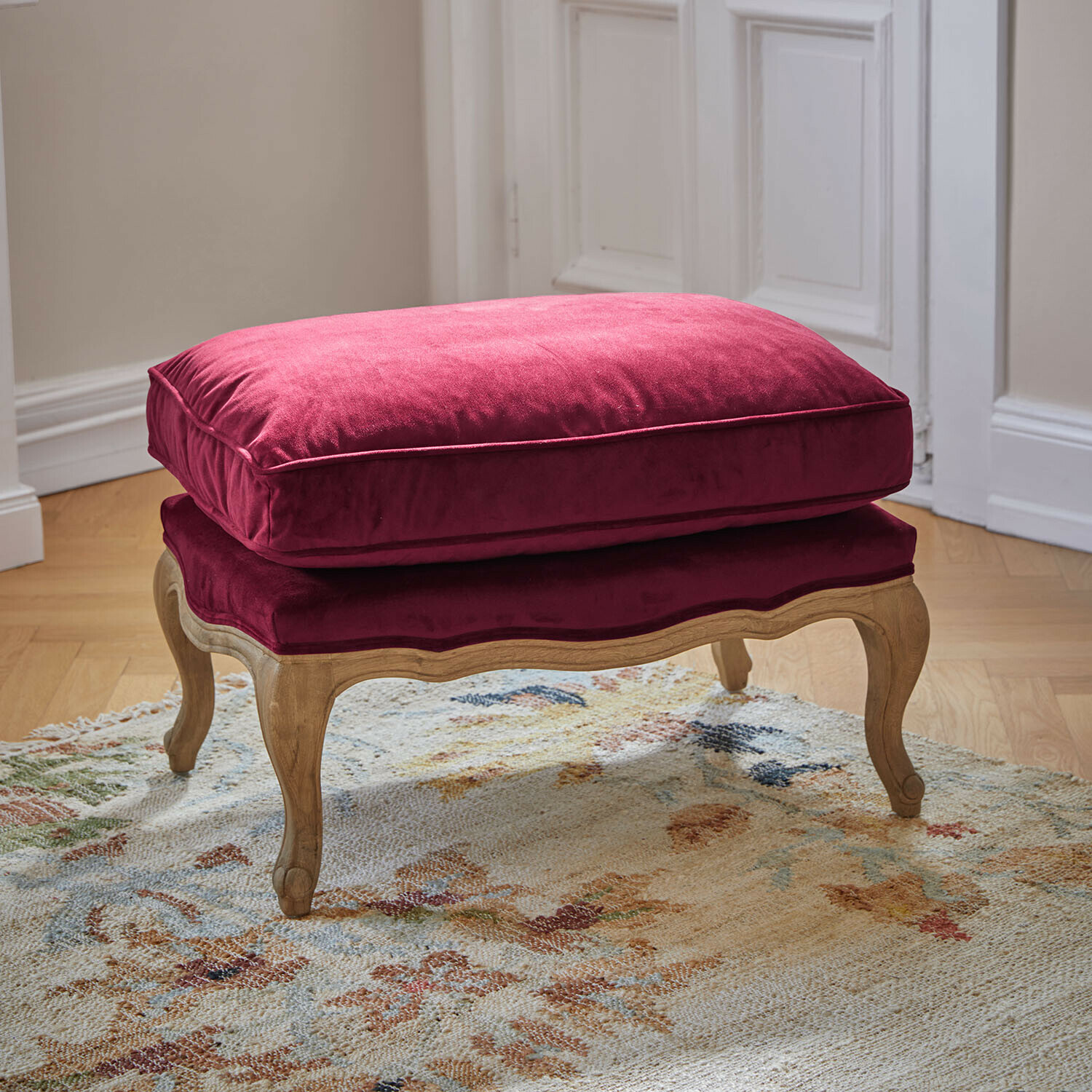 Footstool Corlay Voetenbank met houten poten en zachte bordeauxrode fluwelen kussen voor woonkamer
