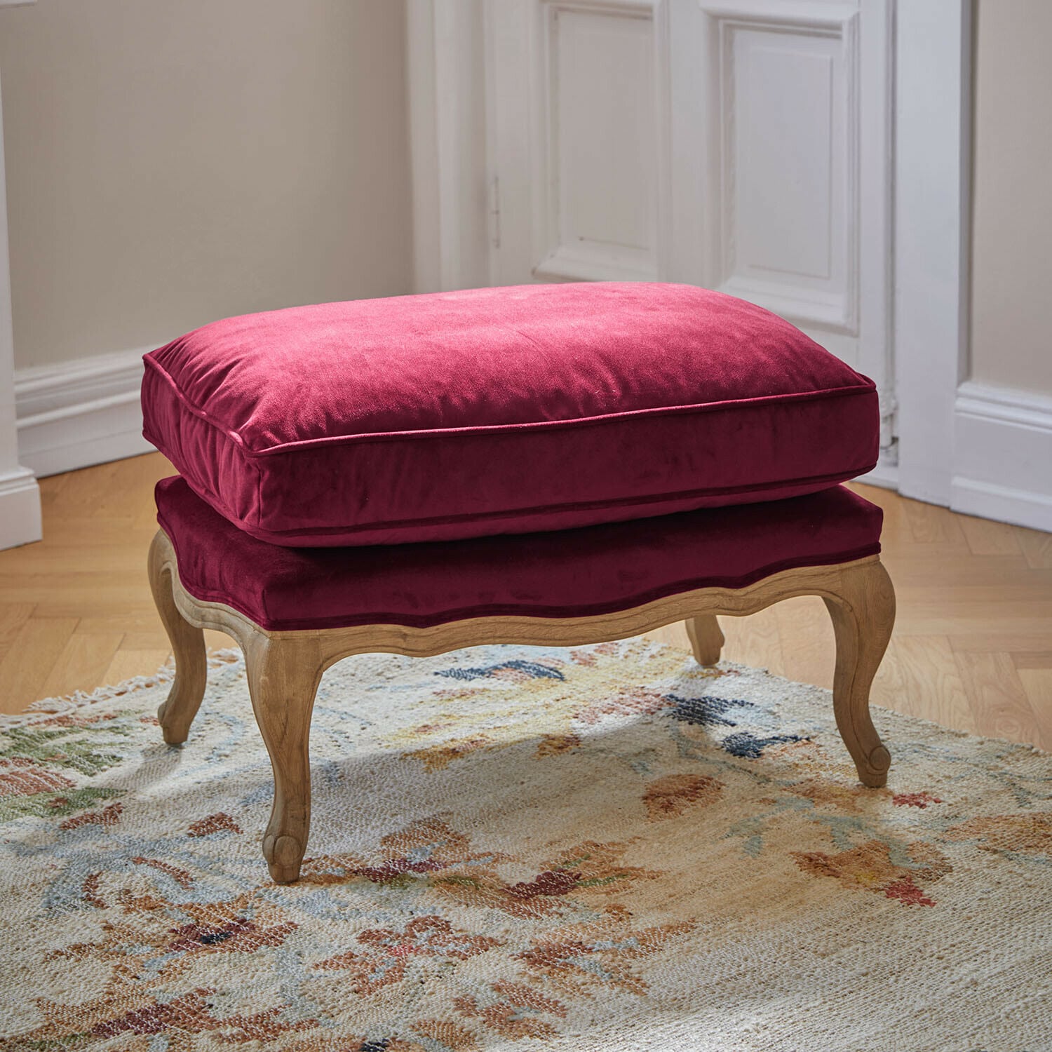 Footstool Corlay Voetenbank met houten poten en zachte bordeauxrode fluwelen kussen voor woonkamer