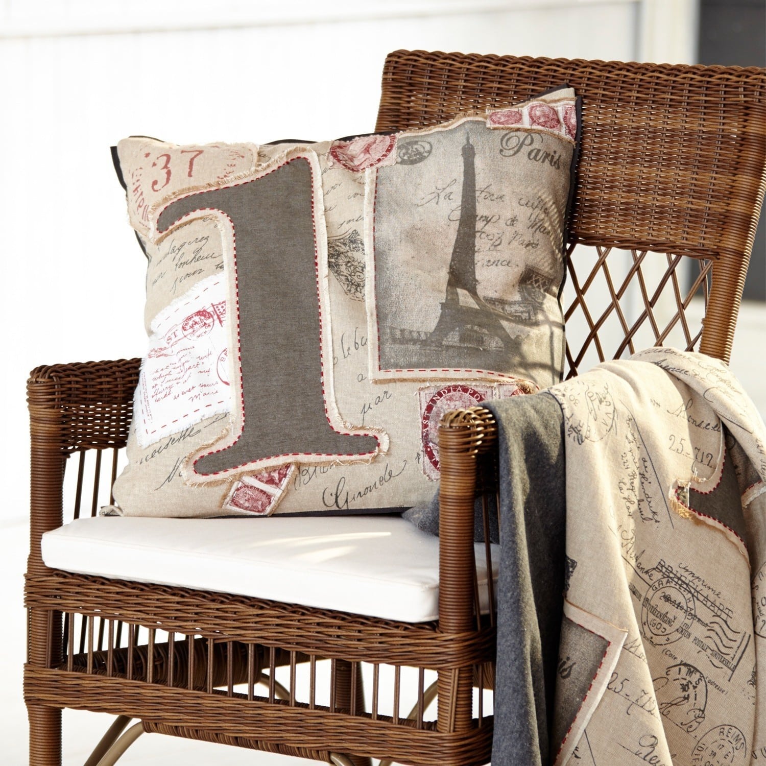 Decoratief kussen van beige stof met Eiffeltoren en nummer 1, vintage briefpatroon