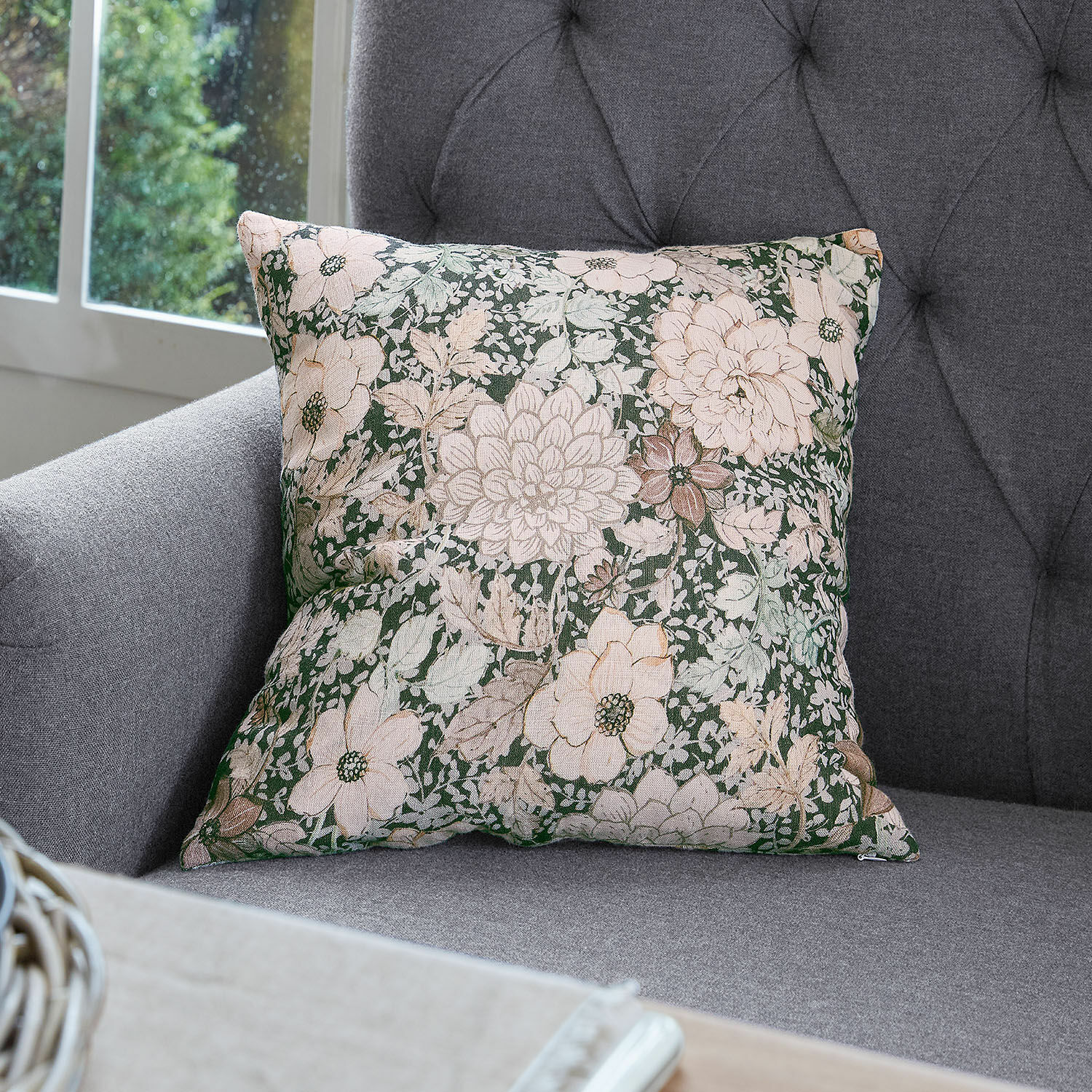 Kussenhoes Cappellina Decoratief katoenen kussen met groen-beige bloemenpatroon op grijze bank