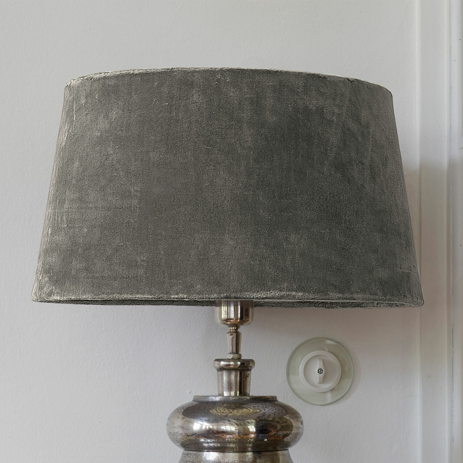 Lampenkap Boffas Grijze fluwelen lampenkap op zilverkleurige metalen tafellamp voor woonkamer en slaapkamer