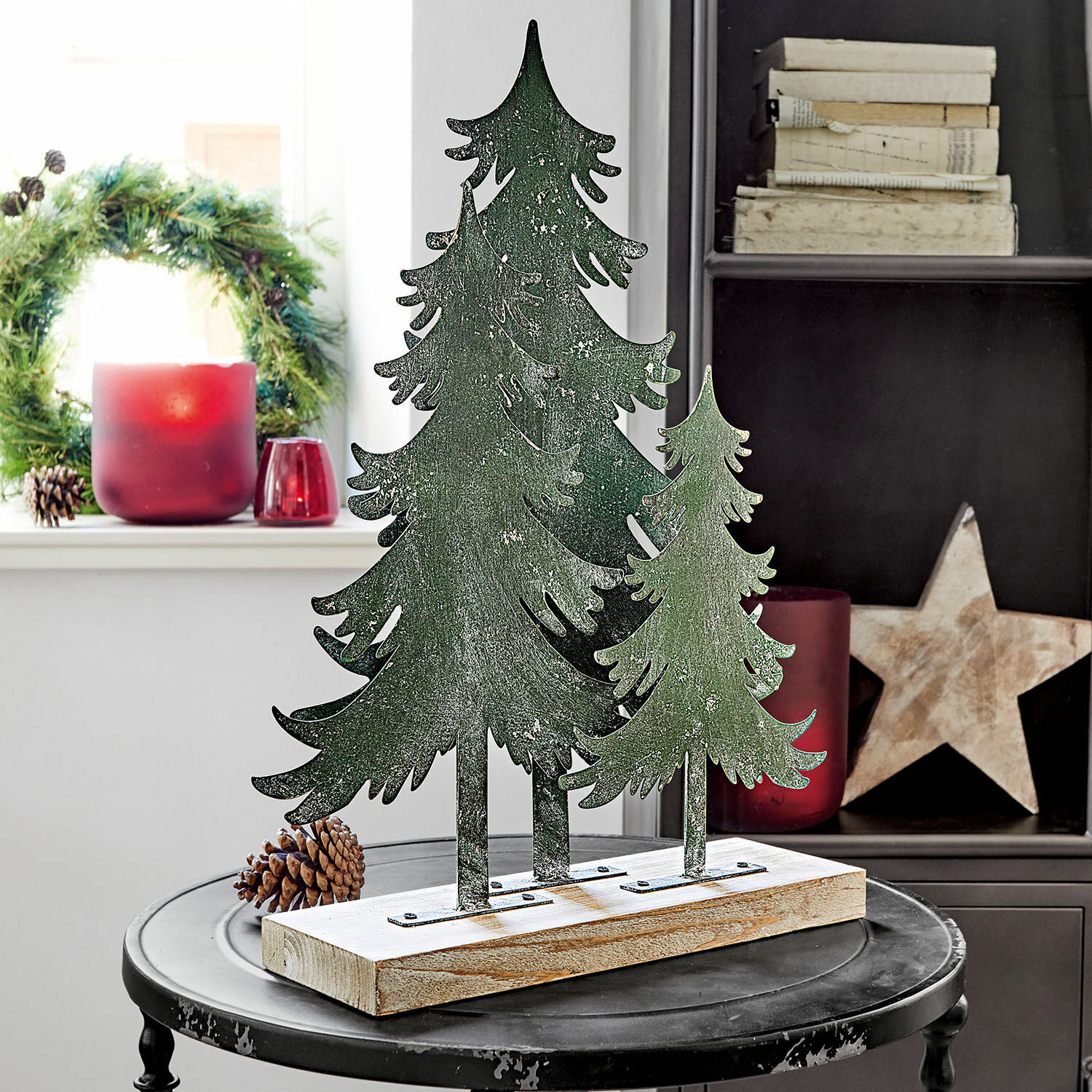 Sierboompjes Filiz Kerstdecoratie met groene metalen dennenbomen op houten voet op zwarte tafel