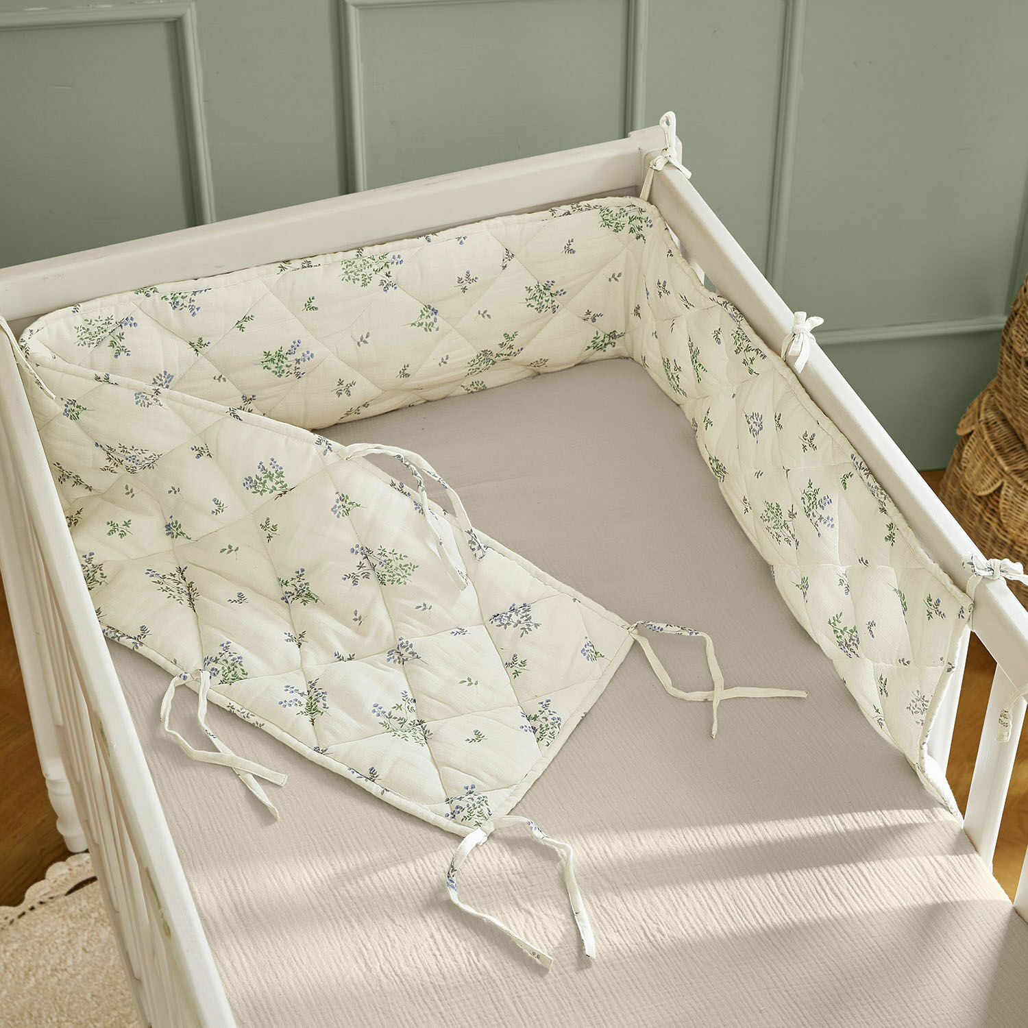 Bedomranding Nymariel Babykamer bedomrander van katoen in crème met groen-blauw bloemenpatroon, zachte bescherming voor babybed